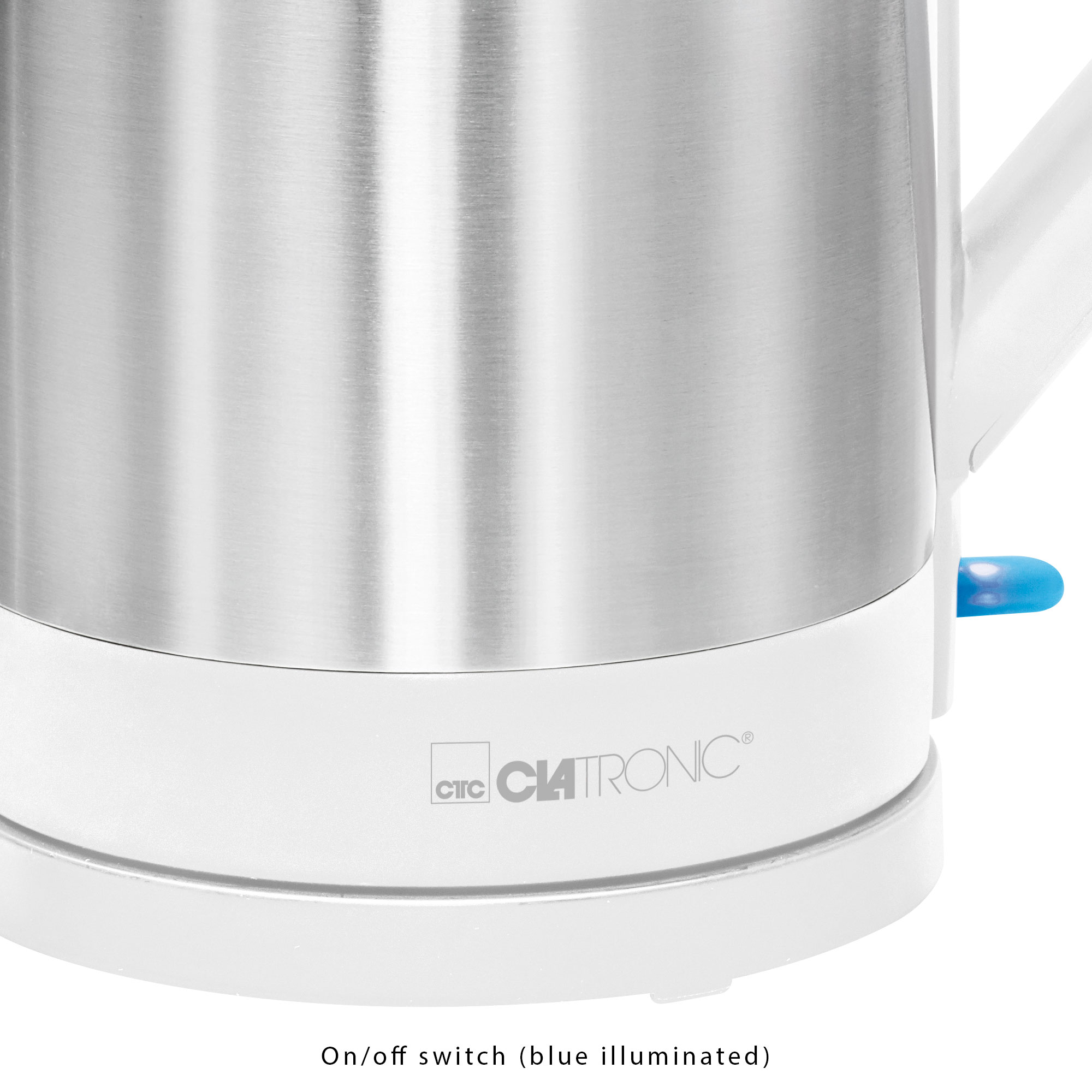 Zbliżenie na biały i ze stali nierdzewnej czajnik. Włącznik/wyłącznik jest niebieski i podświetlony.