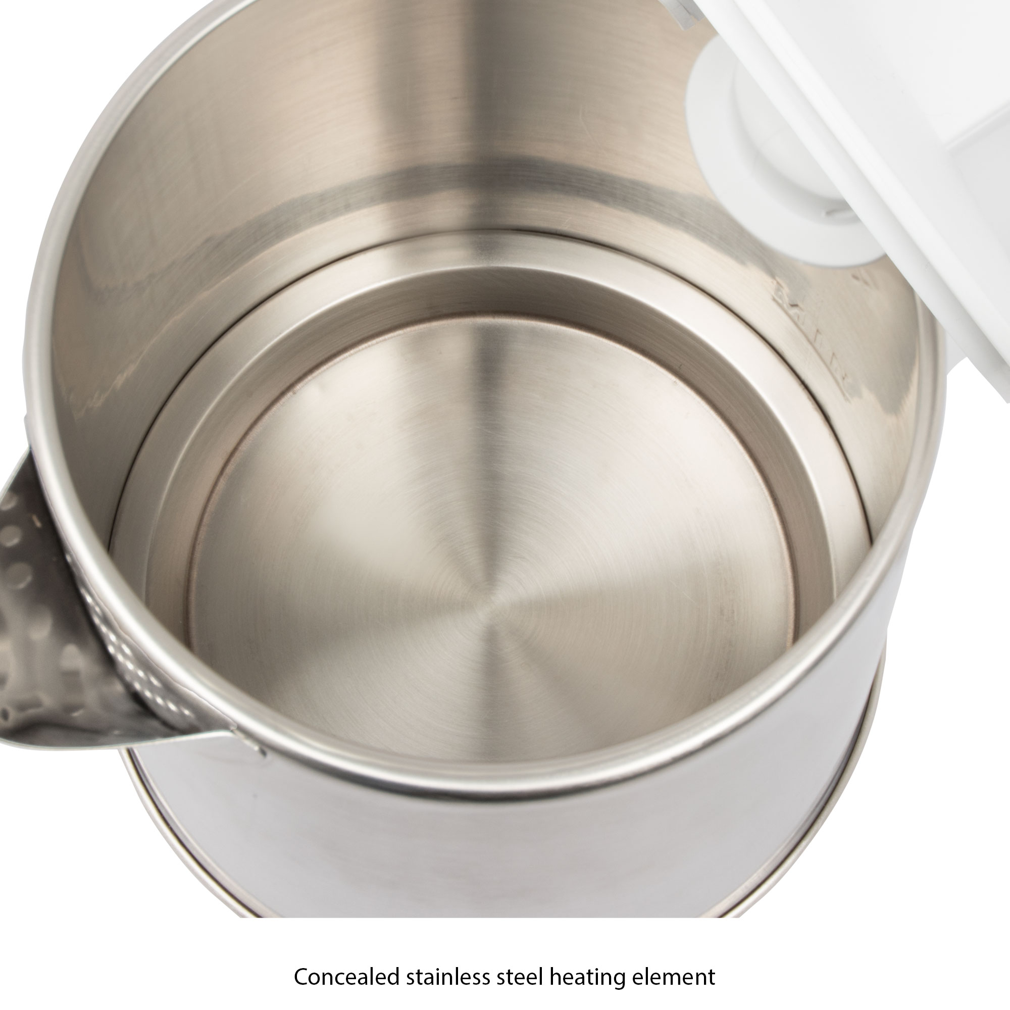 Wnętrze czajnika ze stali nierdzewnej. Jest czyste i odblaskowe, z okrągłym elementem grzejnym.