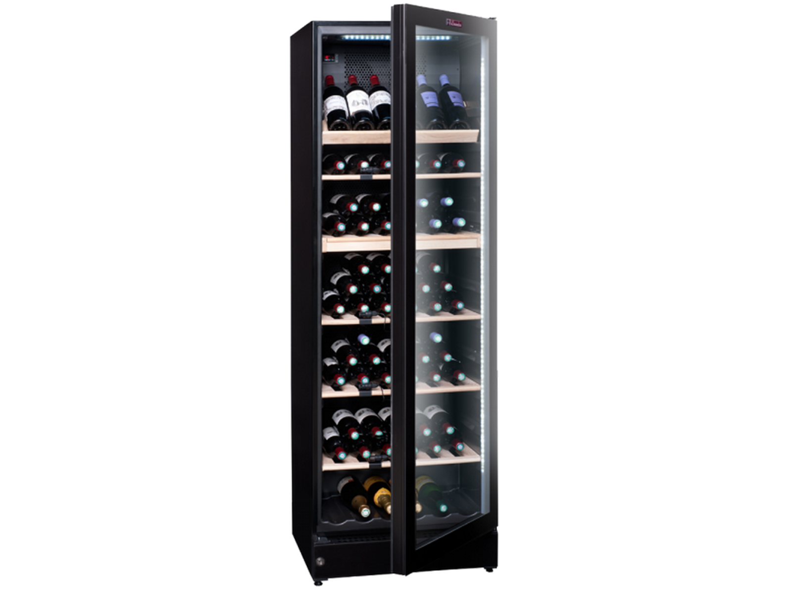 Frigorífico de vino de doble puerta con botellas. Puertas de vidrio, marco negro. Fondo negro.