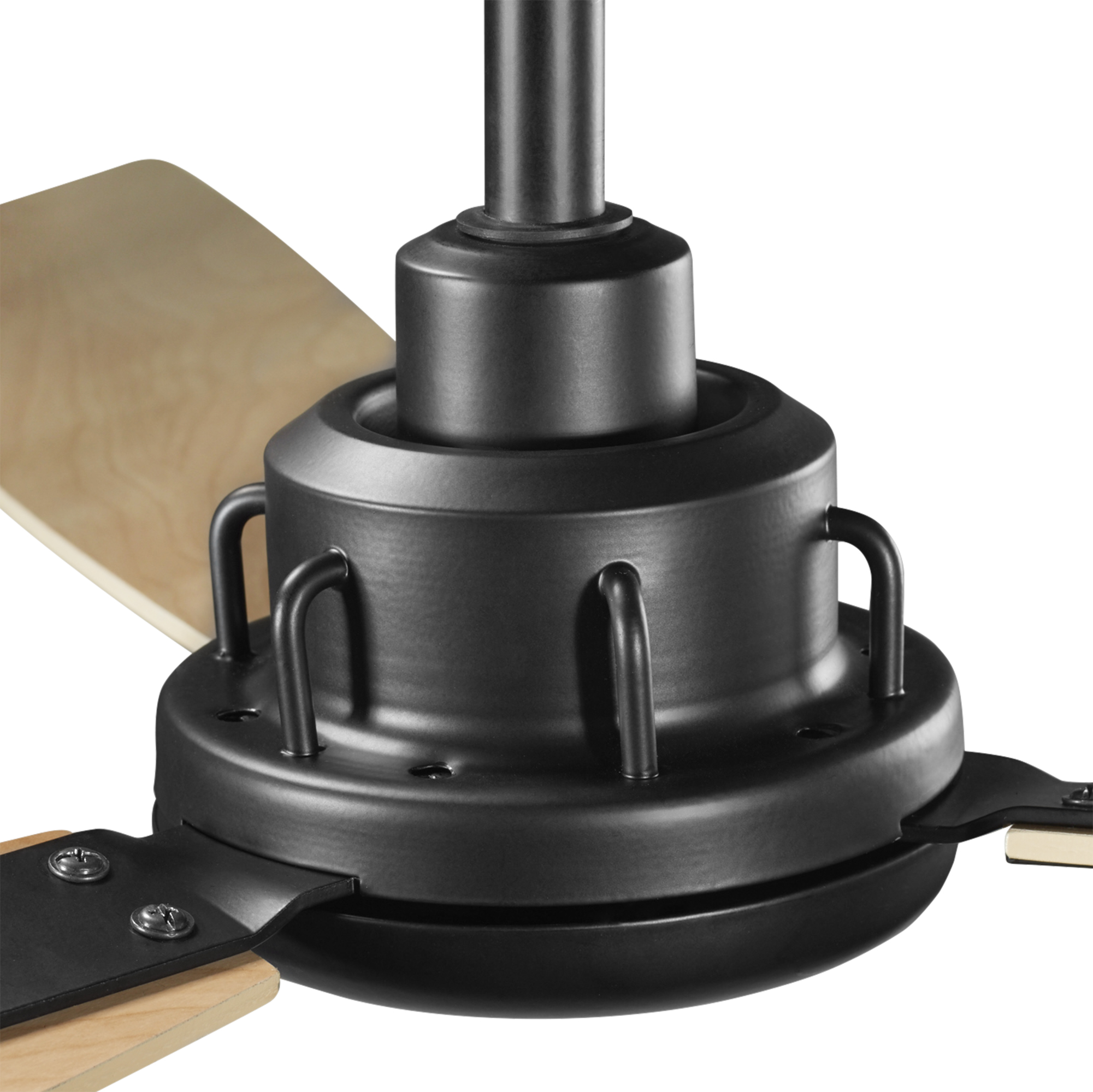 Nahaufnahme eines schwarzen Deckenventilator-Motors mit hellfarbigen Holzblättern.