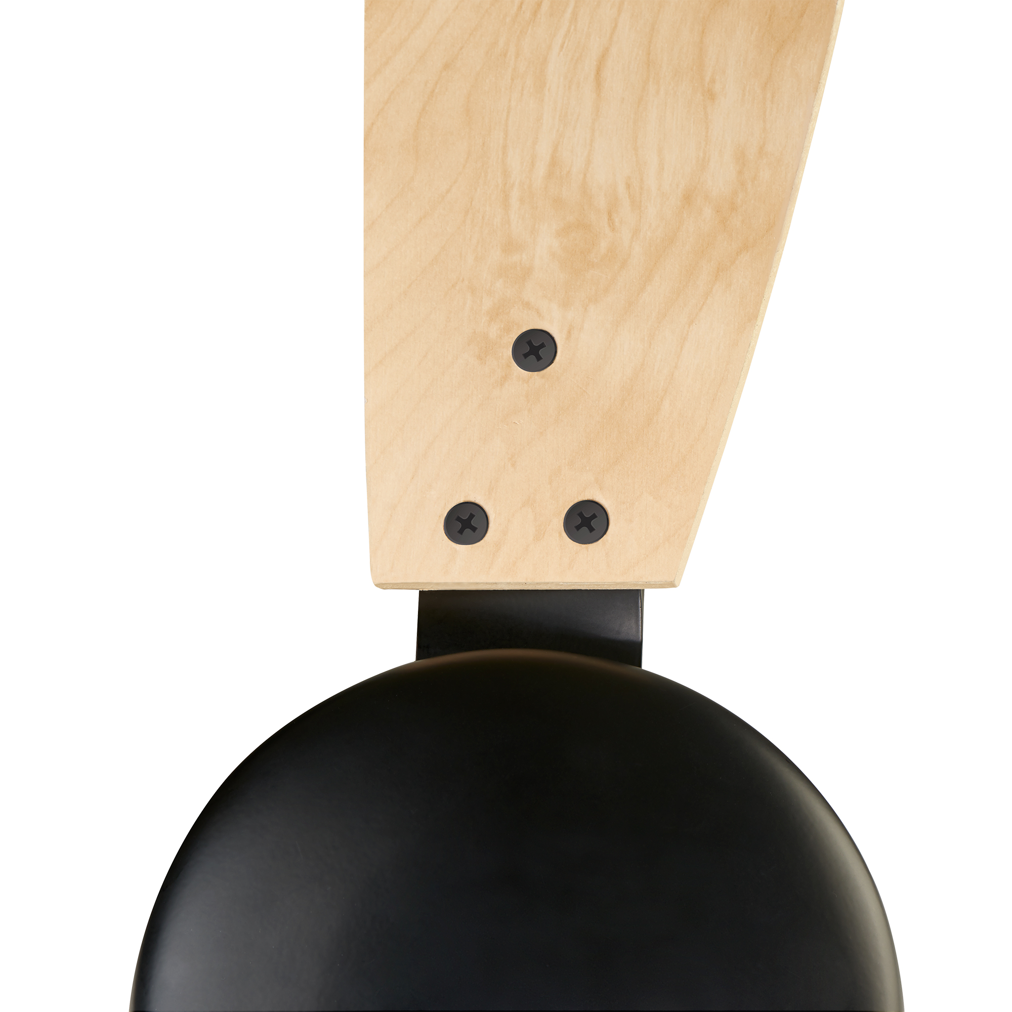 Nahaufnahme eines Deckenventilatorflügels, Holz- und Schwarzdesign.