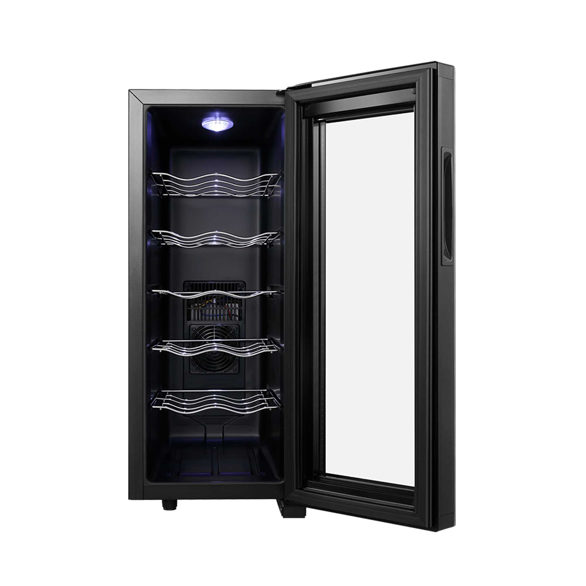 Enfriador de vino negro con puerta de vidrio abierta. Muestra estantes y un ventilador en el interior, sobre fondo negro.