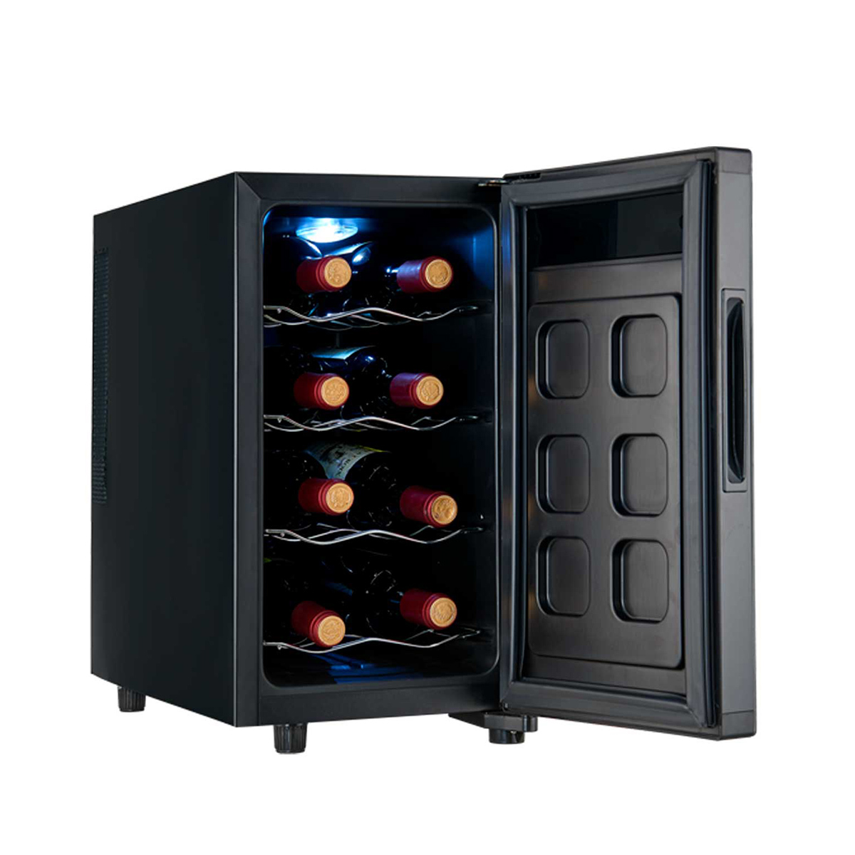 Una vinoteca negra con la puerta abierta. Varias botellas de vino dentro.