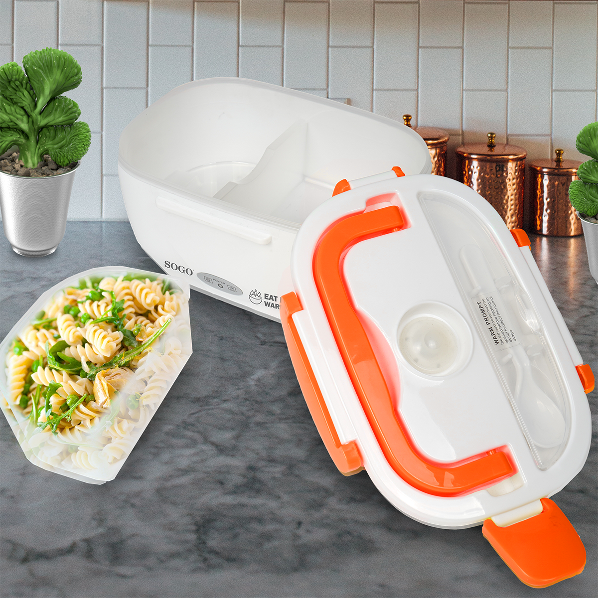 Portapranzo aperto con insalata di pasta e un contenitore di servizio. Un contenitore bianco ha accenti arancioni.