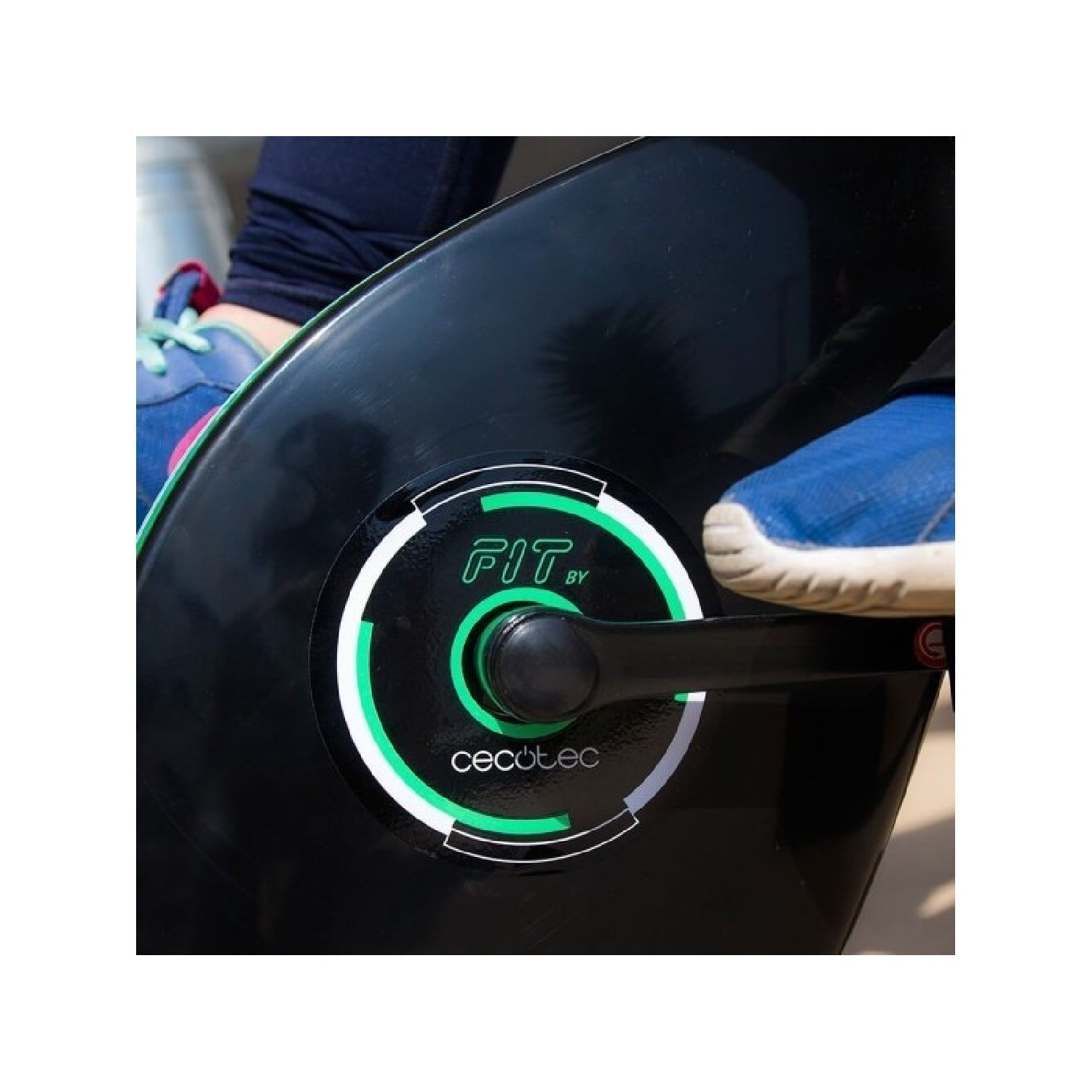 Primer plano del pedal de una bicicleta estática con la palabra FIT BY y el logo Cecotec.