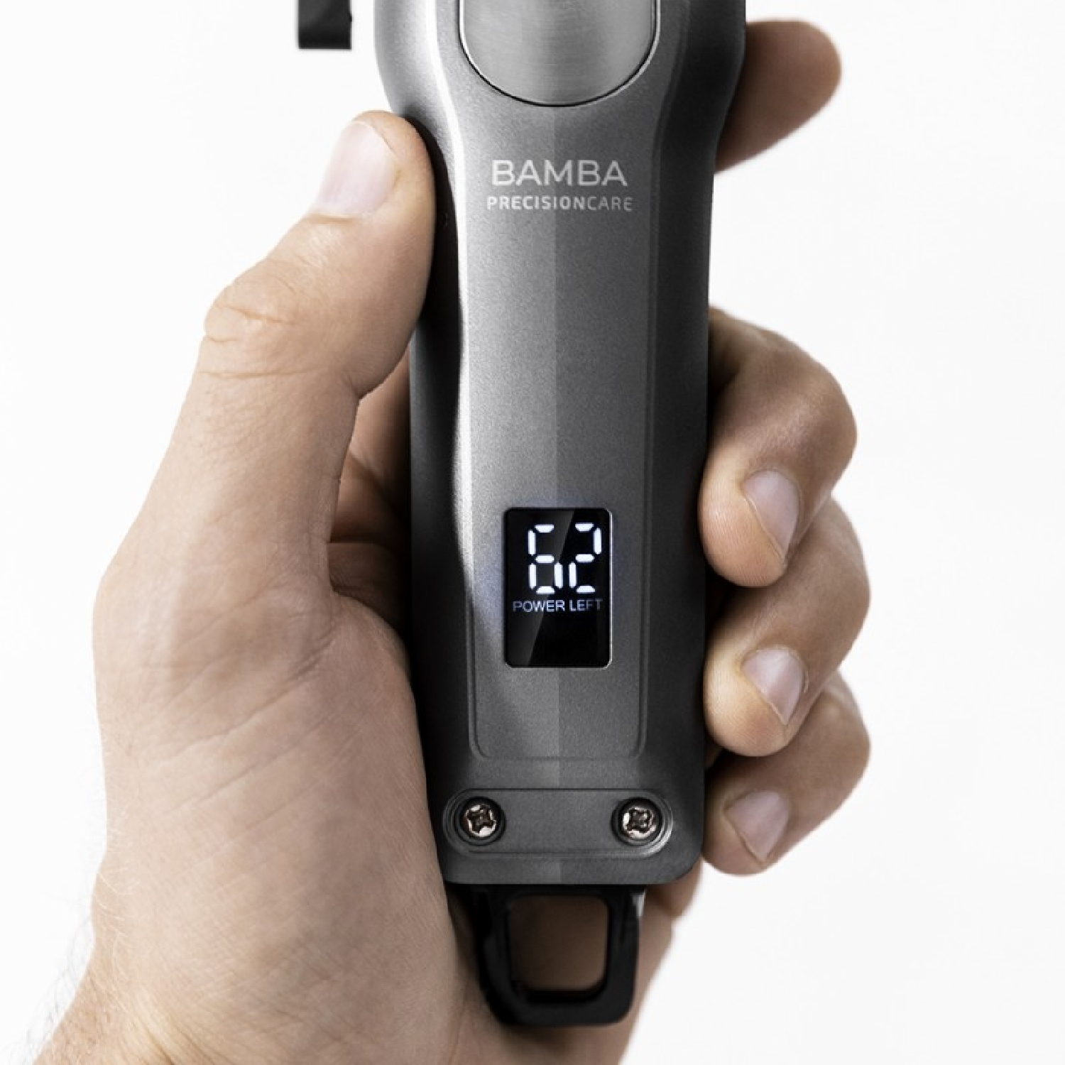 Mano che tiene un rasoio elettrico Bamba precisioncare con display digitale, mostrando la potenza residua.
