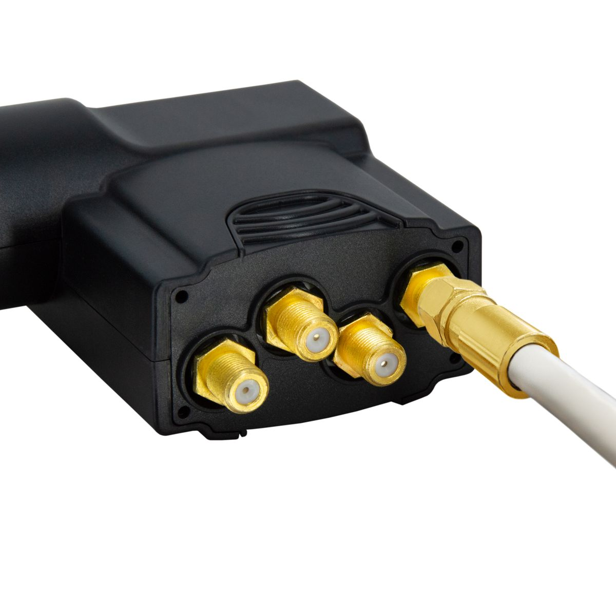 Schwarzes Gerät mit mehreren goldfarbenen Anschlüssen, verbunden mit einem weißen Kabel.