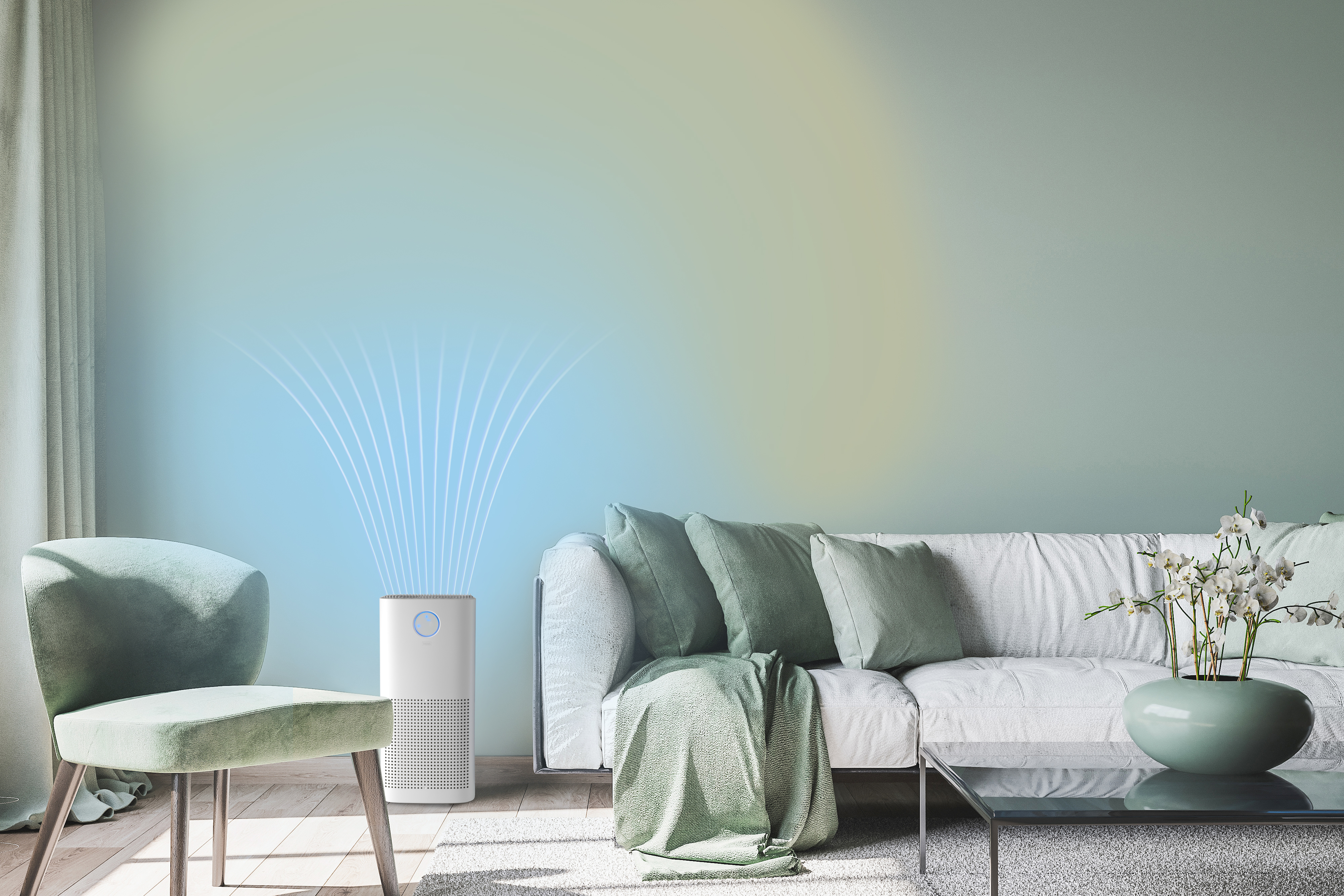 Luftreiniger mit Luftströmen in einem Wohnzimmer. Weißes Sofa, Stuhl und Dekoration im Hintergrund.