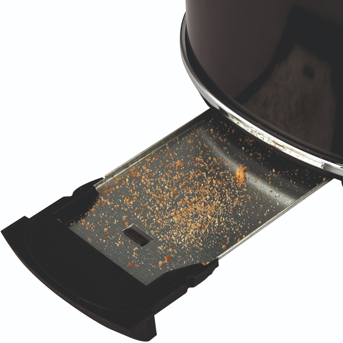 Toaster-Krümelschublade mit Brotkrumen. Schwarze Schublade, teilweise aus einem schwarzen Toaster gezogen.