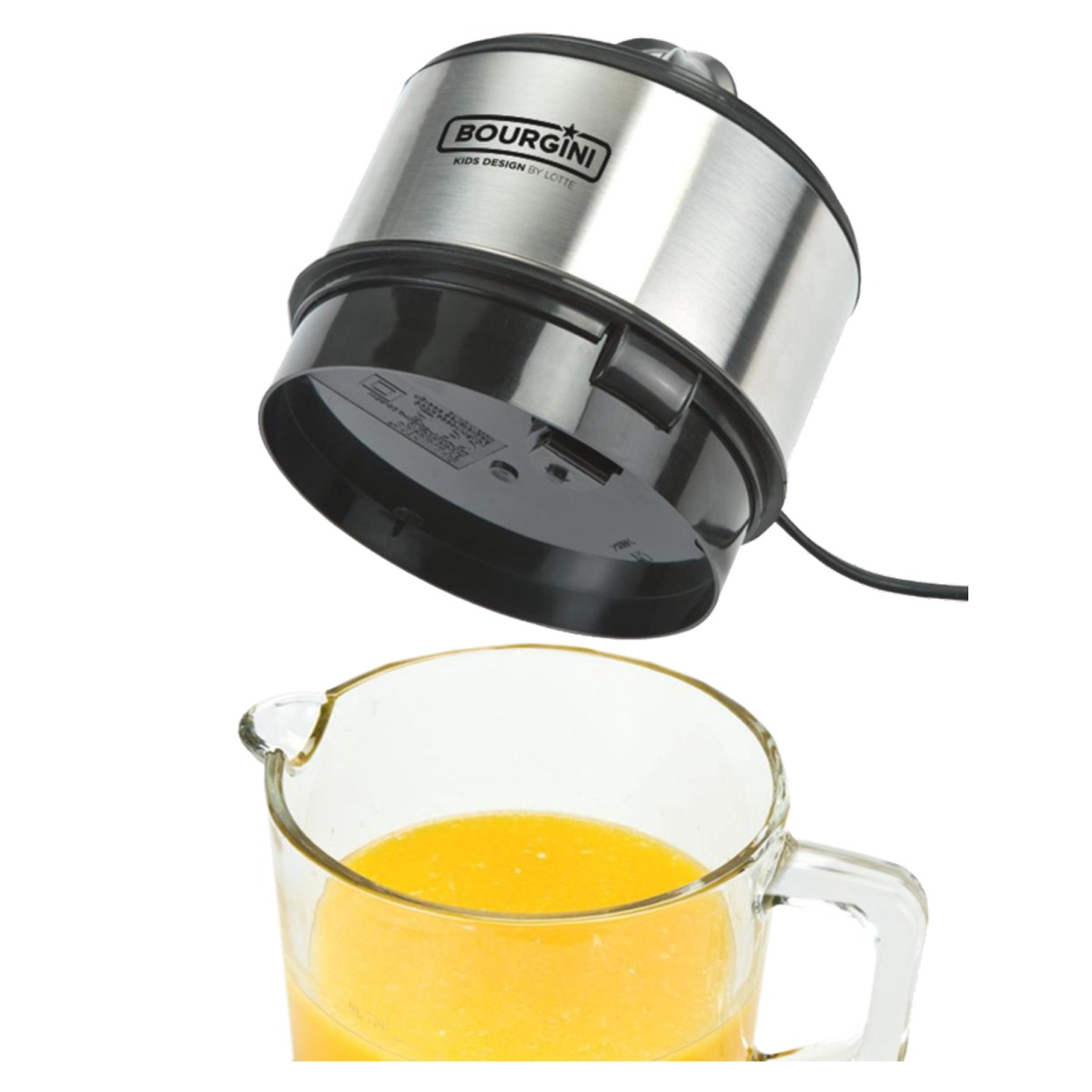 Una licuadora con cuerpo de acero inoxidable sobre una jarra de vidrio de zumo de naranja.