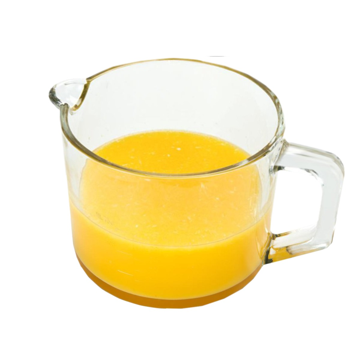 Una taza medidora de vidrio llena de jugo de naranja. La taza tiene un asa y marcas de medición.