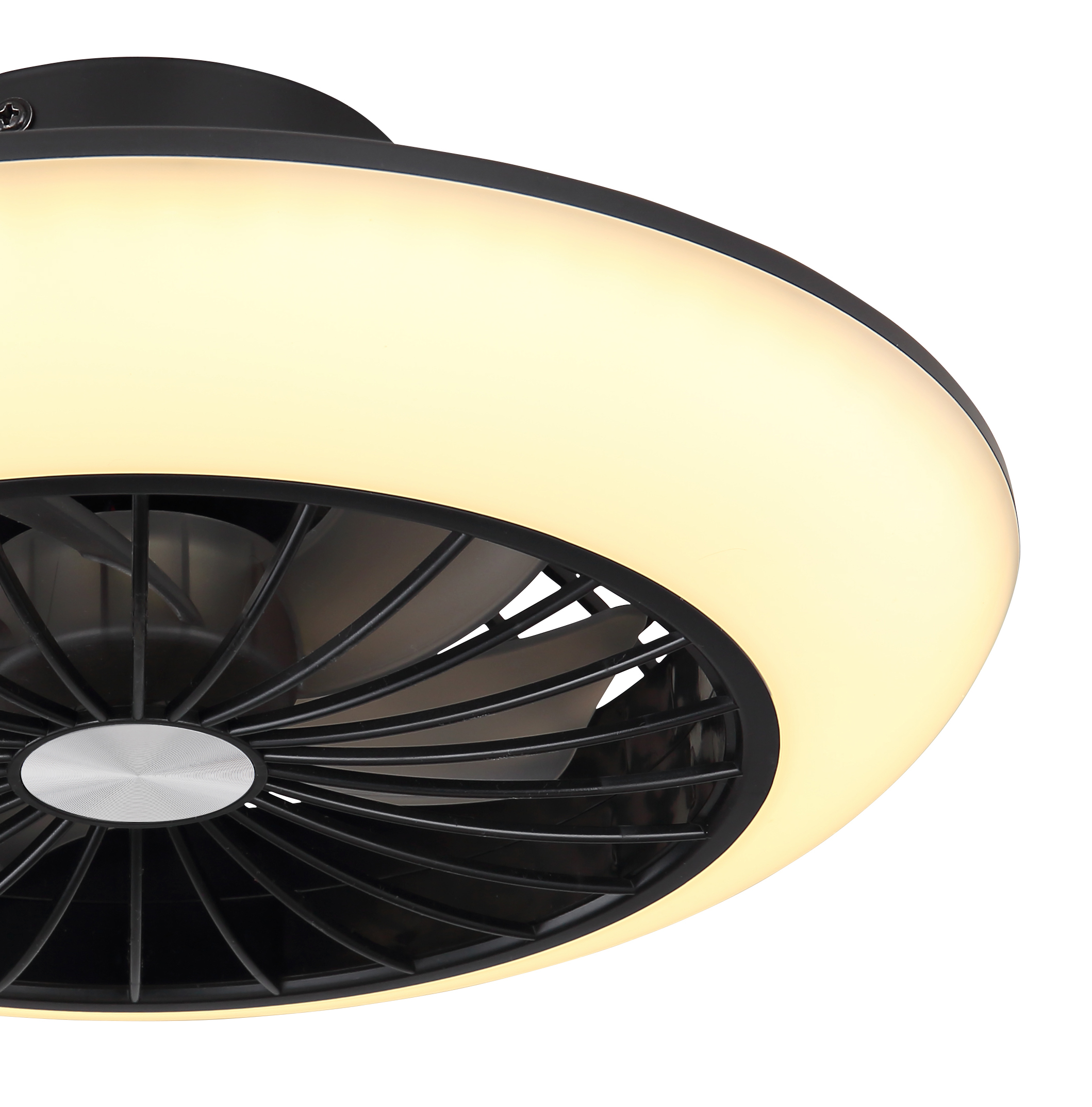 Ein schwarzer Deckenventilator mit Lichtring. Die Lüfterblätter sind schwarz. Der Hintergrund ist weiß.