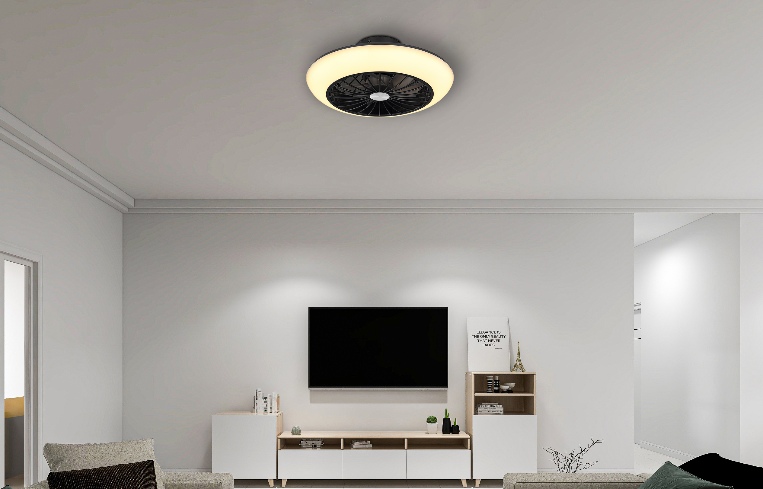Deckenventilator mit Licht an. Schwarze Lüfterblätter. Der Ventilator hängt von einer weißen Decke in einem Wohnzimmer.