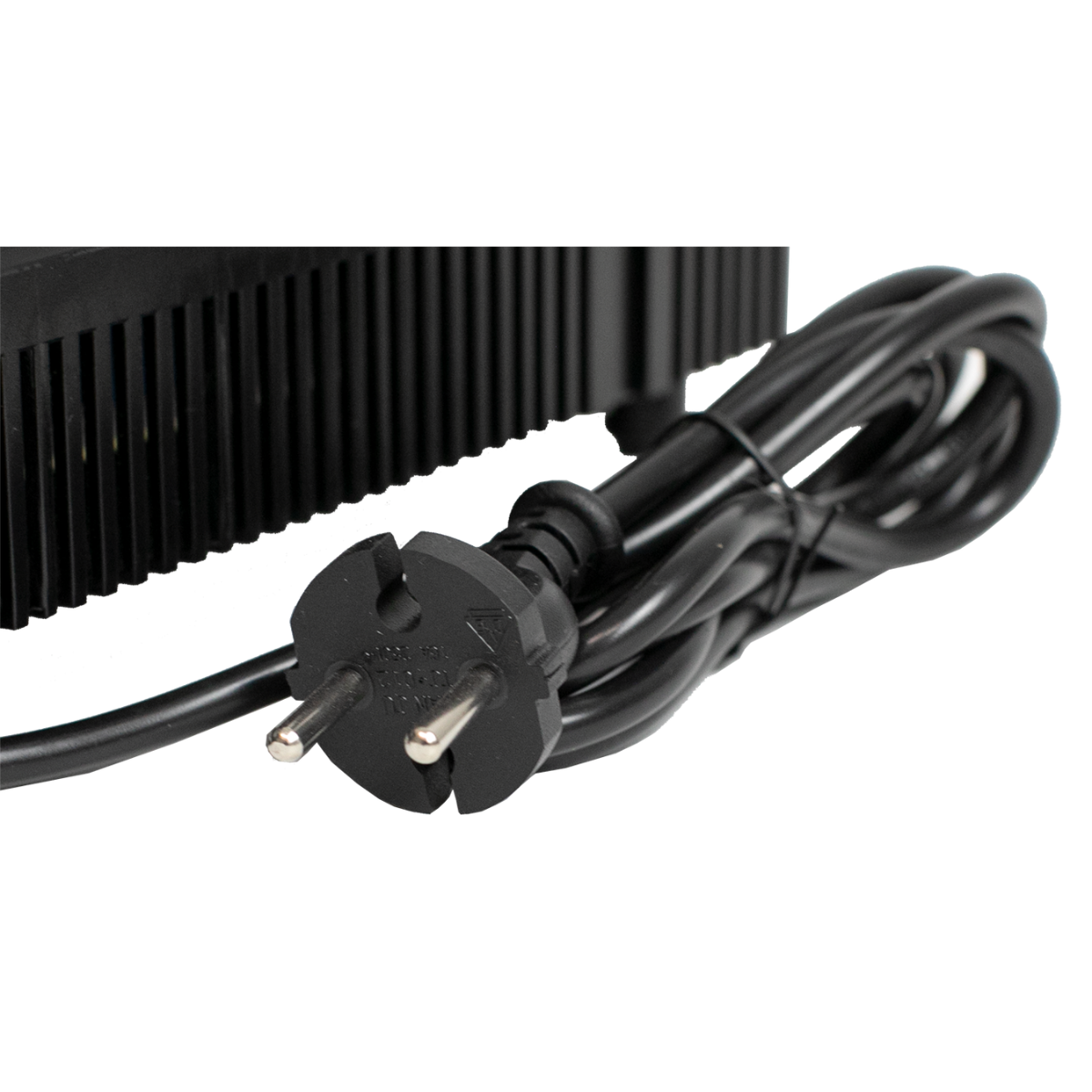 Schwarzer Netzadapter mit Stecker. Gerippte schwarze Kühlrippen sichtbar. Weißer Hintergrund.