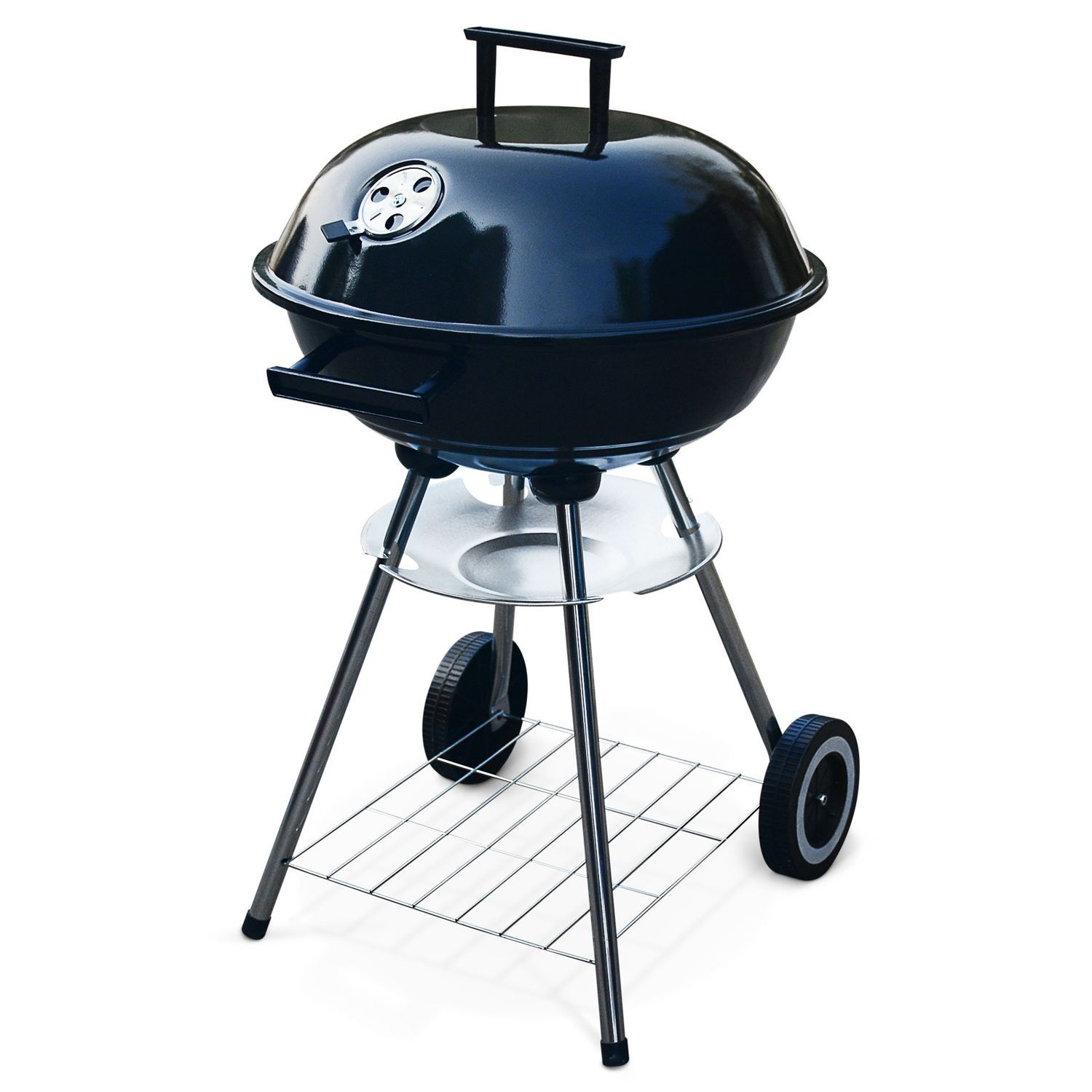 Ein schwarzer Holzkohlegrill mit rundem Deckel und Chromständer. Er steht auf weißem Hintergrund.
