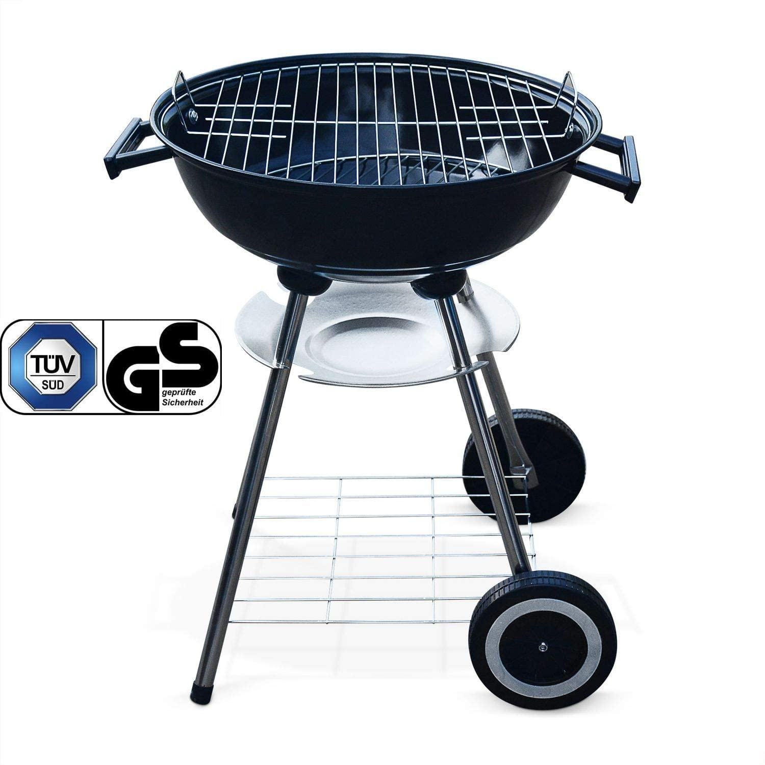 Schwarzer runder Grill auf einem Metallständer mit Rädern. Weißer Hintergrund.