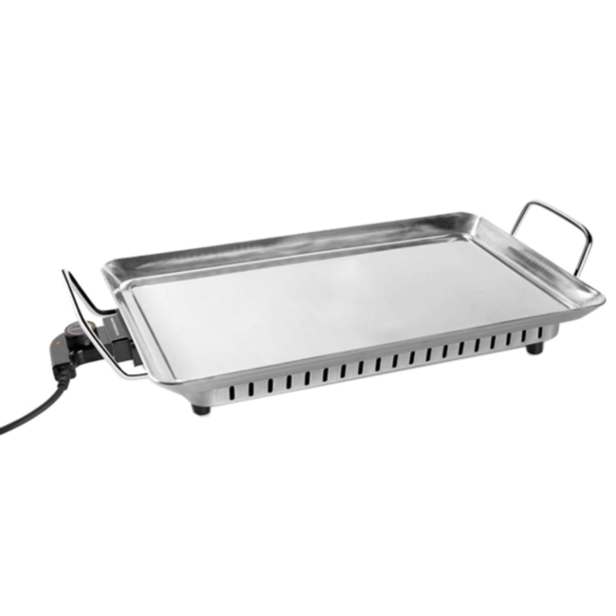 Una plancha eléctrica plateada sobre un fondo negro. Tiene asas y está enchufada.