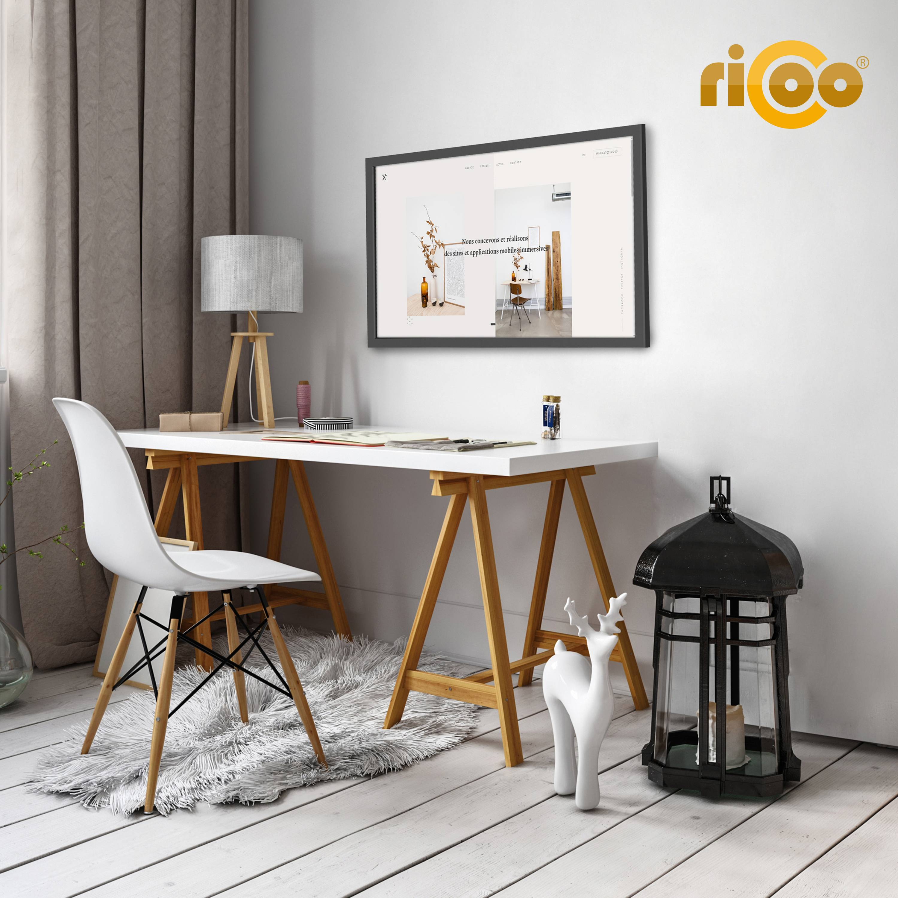 Ein Homeoffice mit weißem Schreibtisch, Computerbildschirm, Lampe und weißem Stuhl.