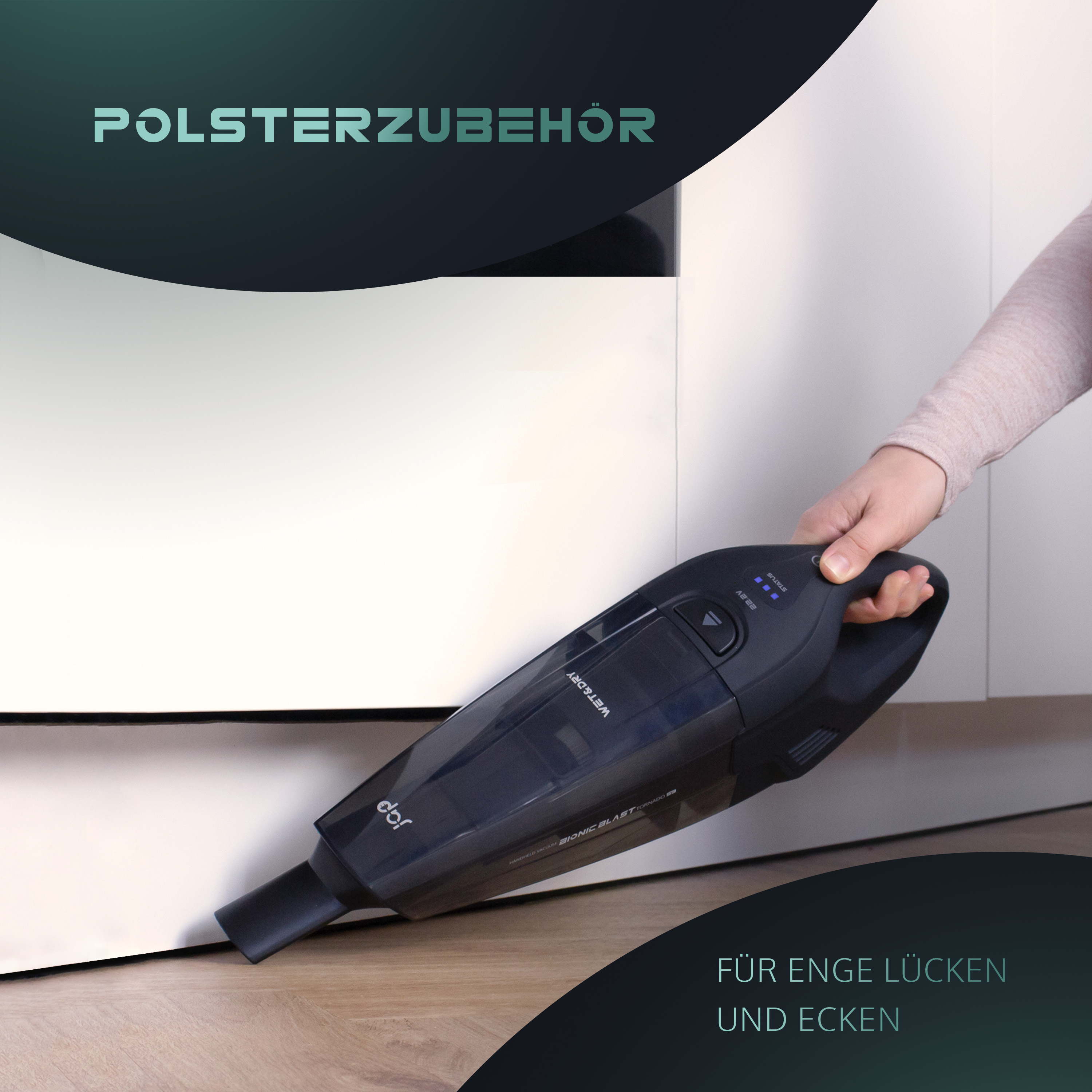 Handstaubsauger, schwarz, auf Holzfußboden. Text: Für enge Räume.