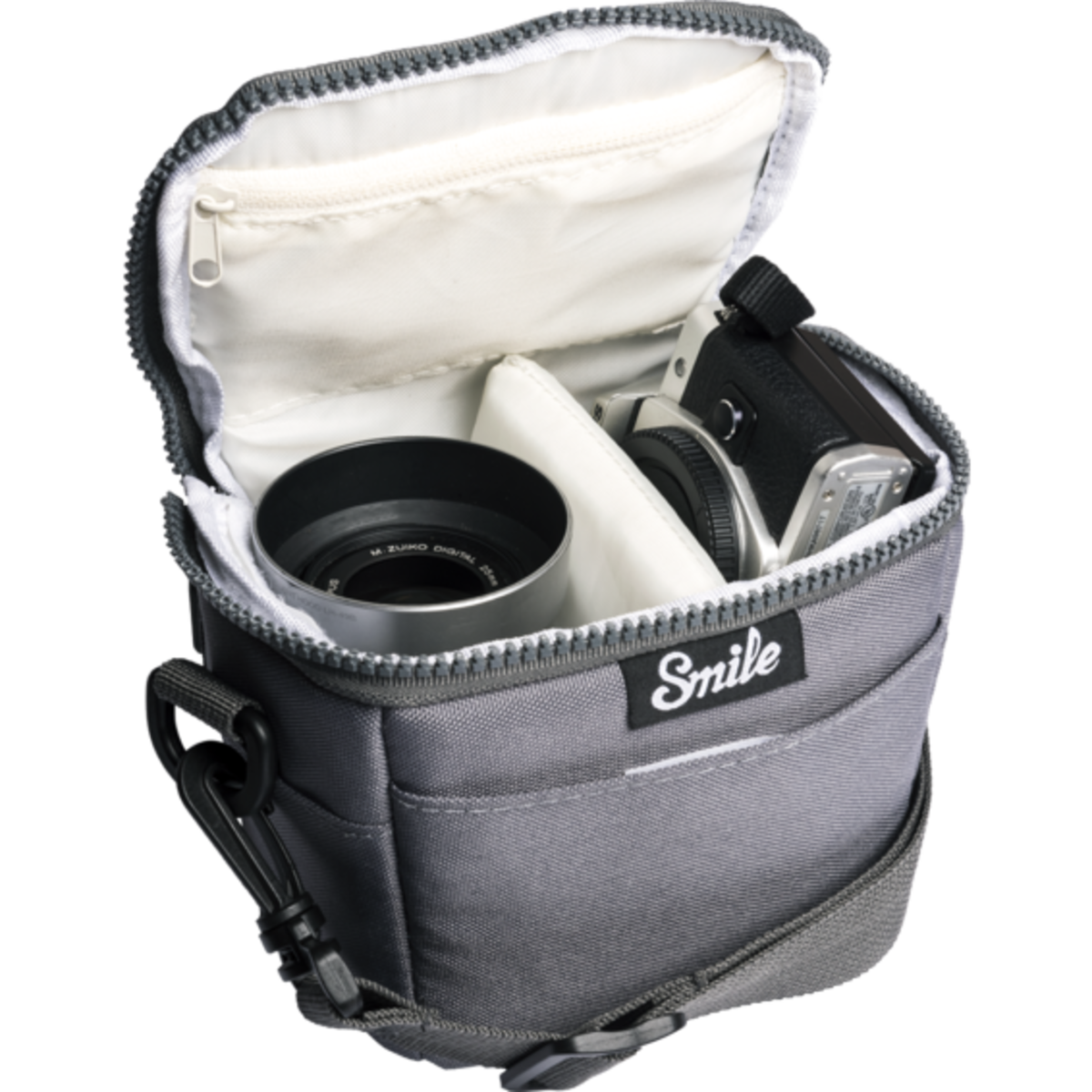 Bolsa de cámara gris abierta con lente y cámara. Interior blanco, logo Smile, correa negra.