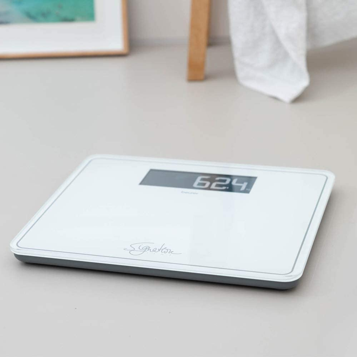 Eine weiße Digitalwaage mit der Zahl 624.