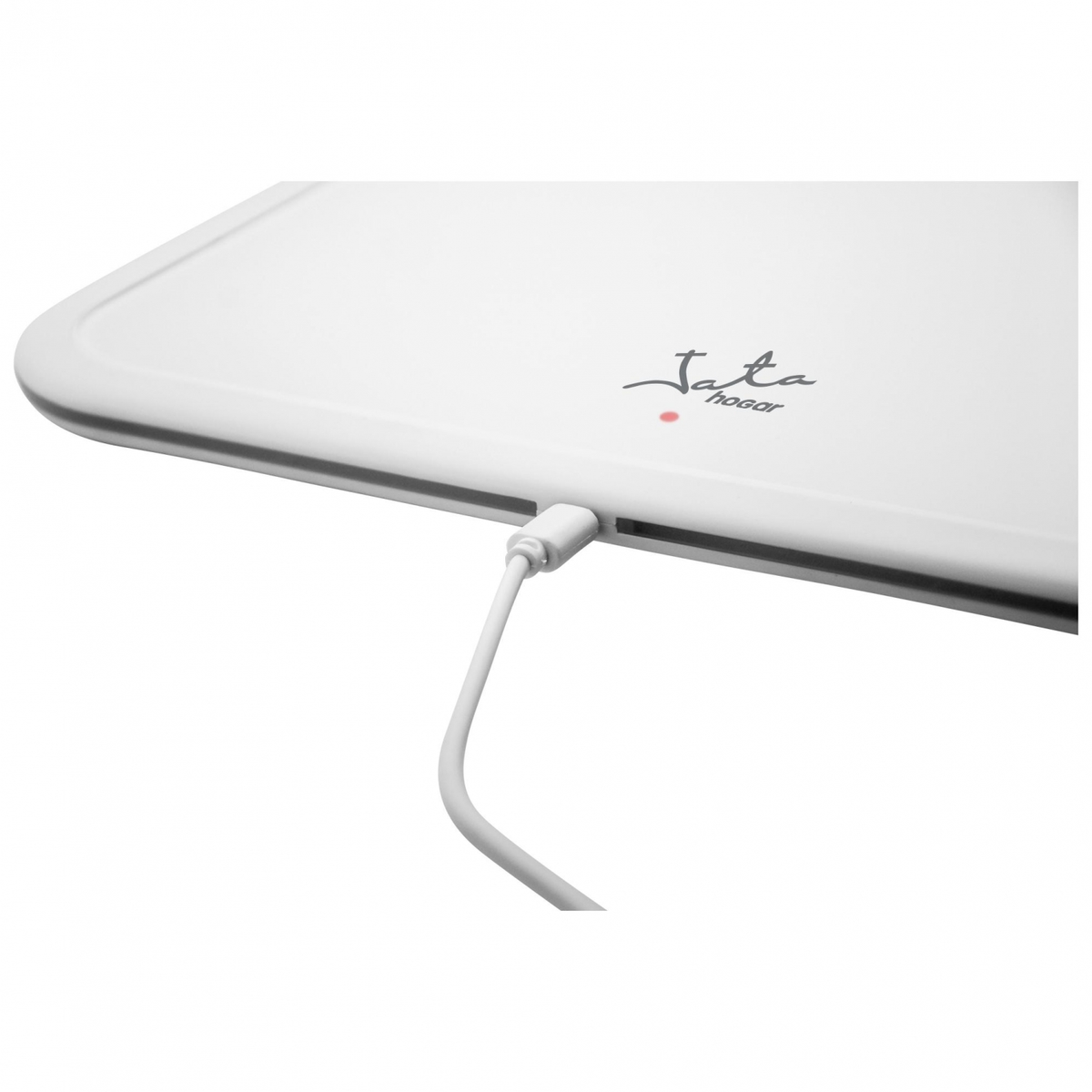 Una base de carga blanca con un cable USB adjunto, con el logotipo de Jata y un punto rojo.