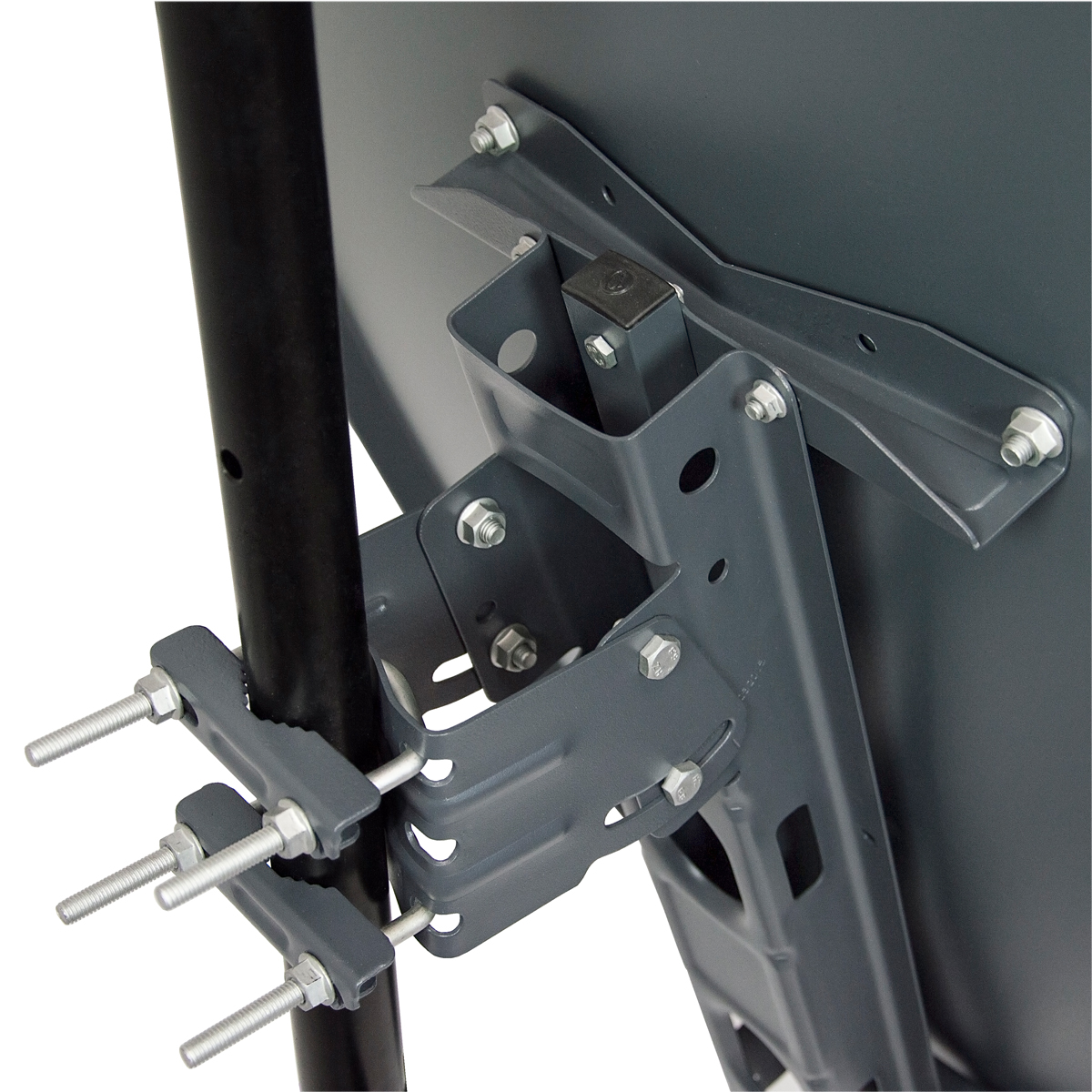 Satellitenschüssel mit Halterung und Stange. Grau, metallisch, und Schrauben sind sichtbar.