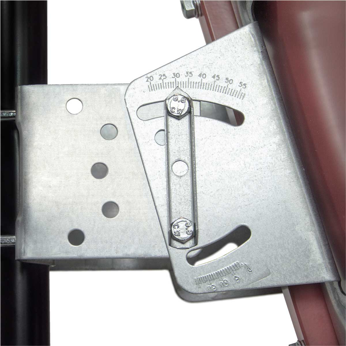 Eine Metallhalterung mit Messungen und einem Bolzen. Sie ist an einem roten Metallobjekt befestigt.