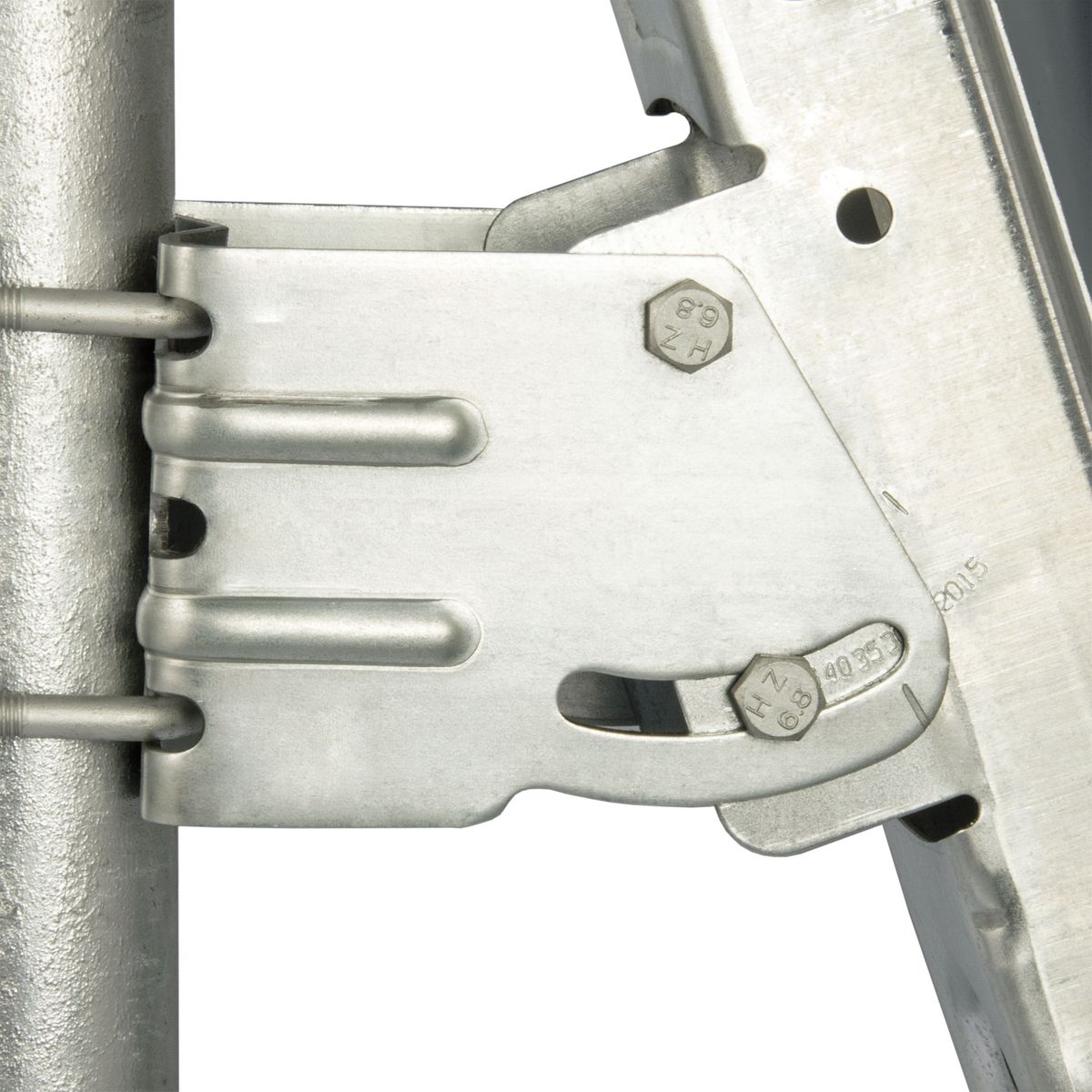 Nahaufnahme eines Metallscharnier-Mechanismus, der an einer Metallstange befestigt ist. Schrauben sind sichtbar.