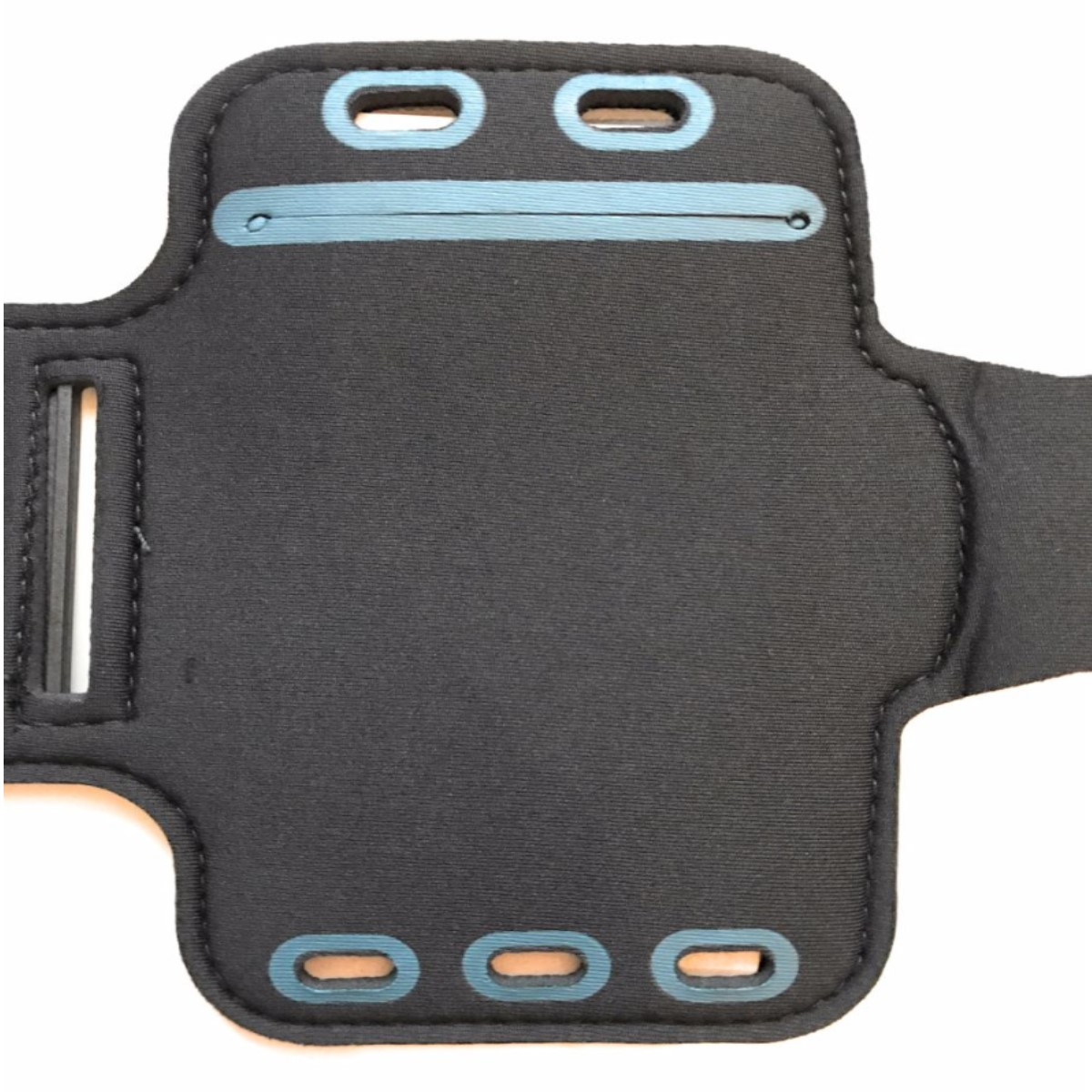 Schwarze Armbinde für ein Telefon. Es hat blaue Akzente und mehrere Löcher zur Anpassung.