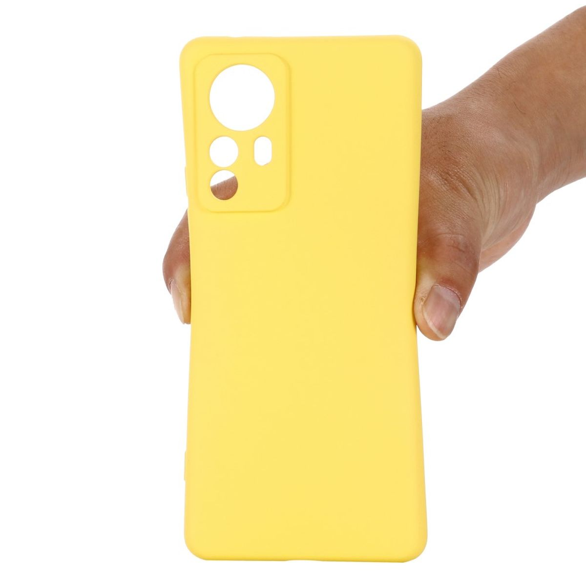 Eine Hand, die eine gelbe Handyhülle mit Aussparungen für Kamera und Tasten hält.