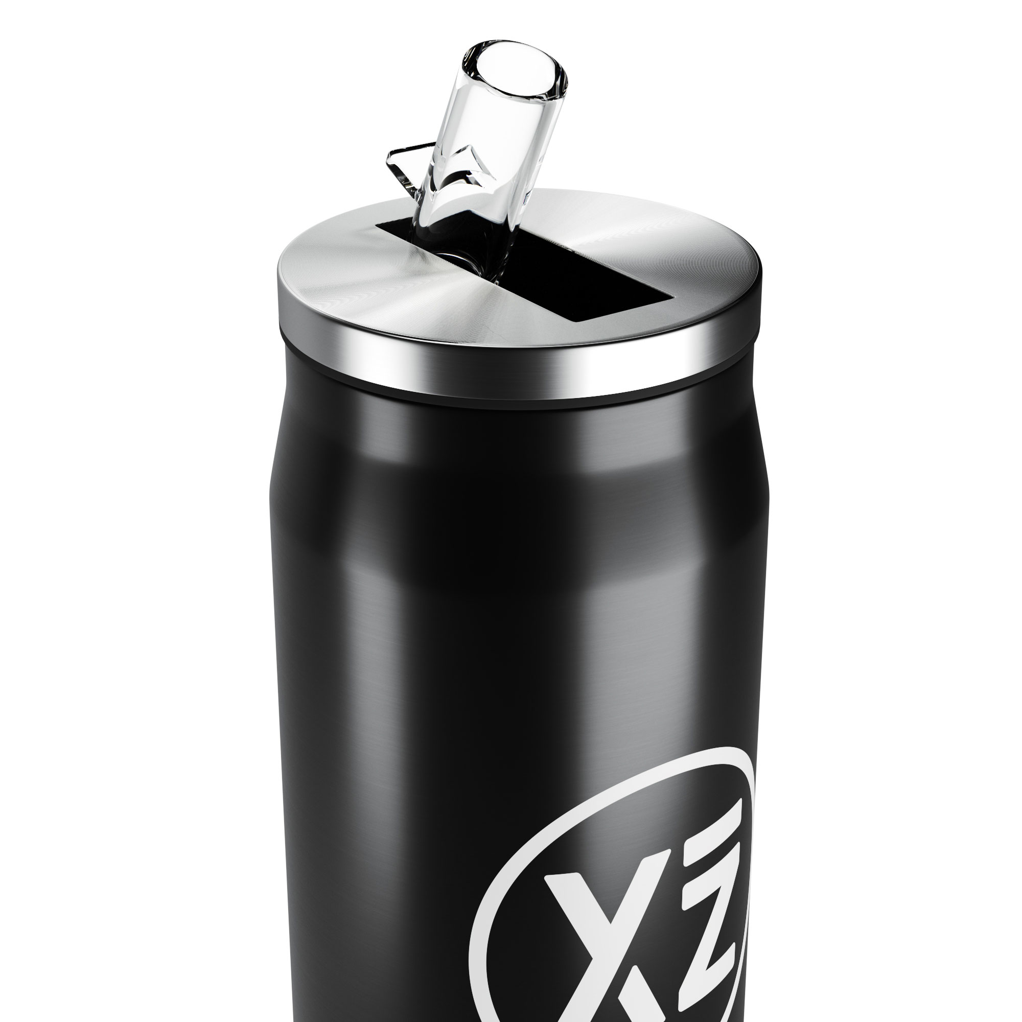 Una botella de agua negra en forma de lata con tapa plateada y pajita de cristal. Con logo blanco.