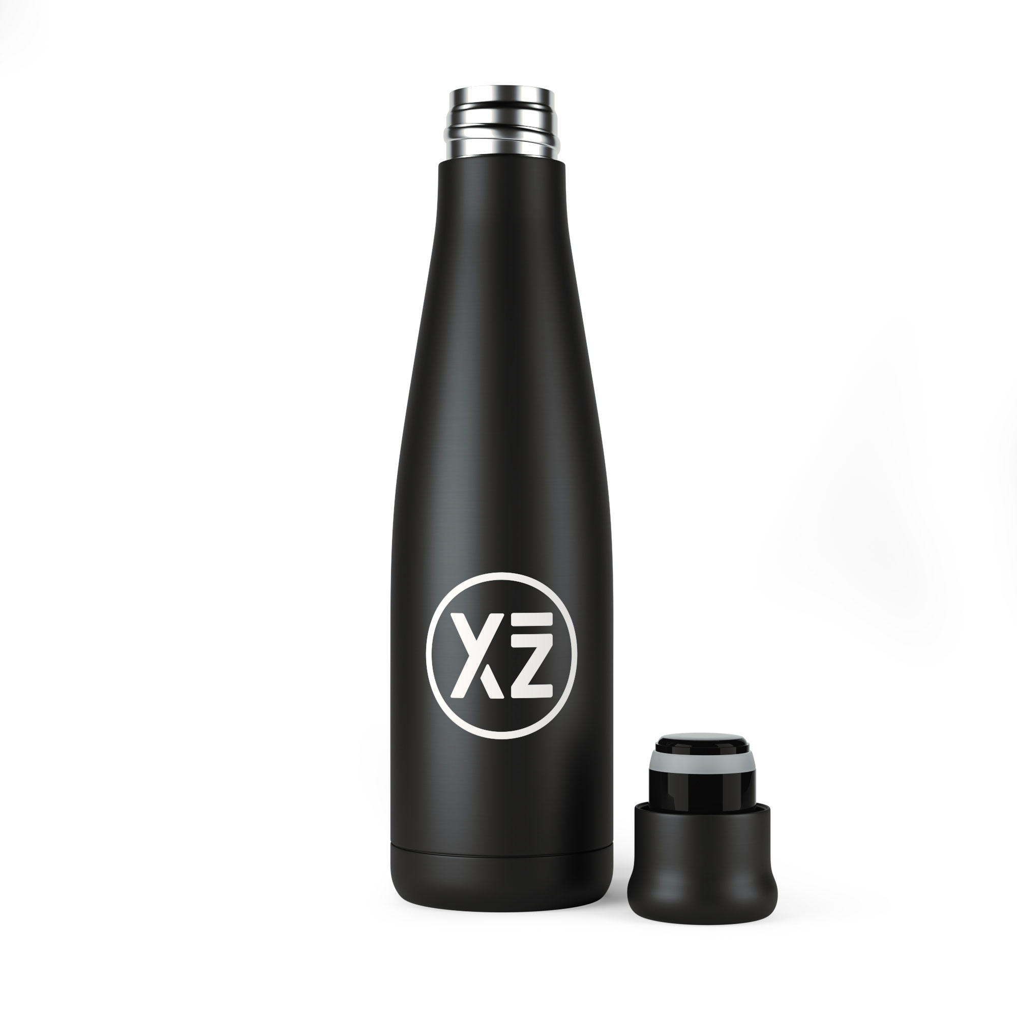 Botella de agua negra con logotipo blanco y tapa separada.