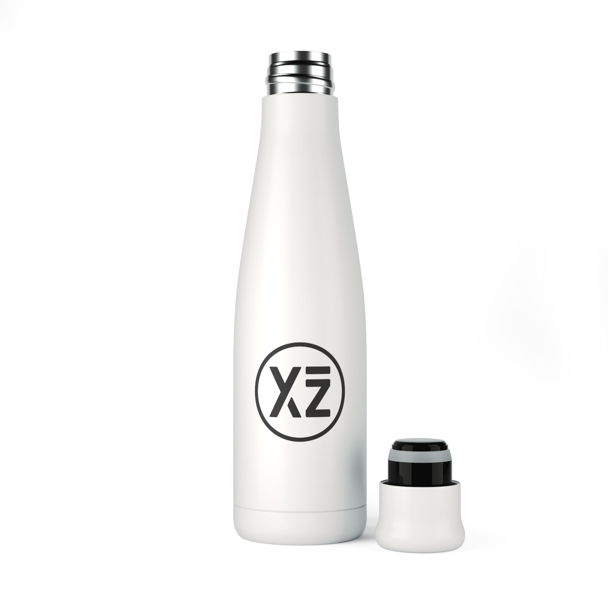 Botella de agua blanca con logo negro y tapa plateada, tapa quitada.