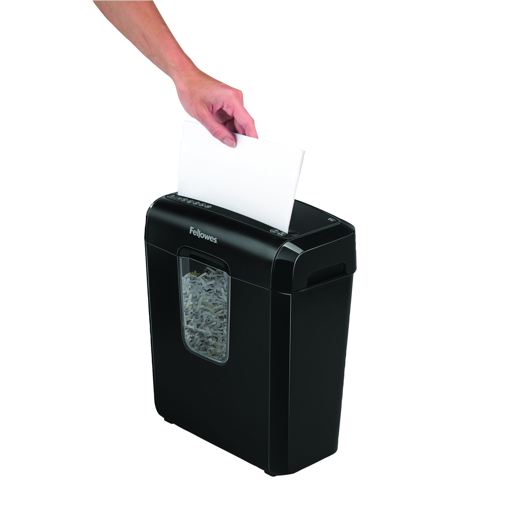 Eine Hand, die einen Stapel weißes Papier in einen schwarzen Aktenvernichter einlegt.