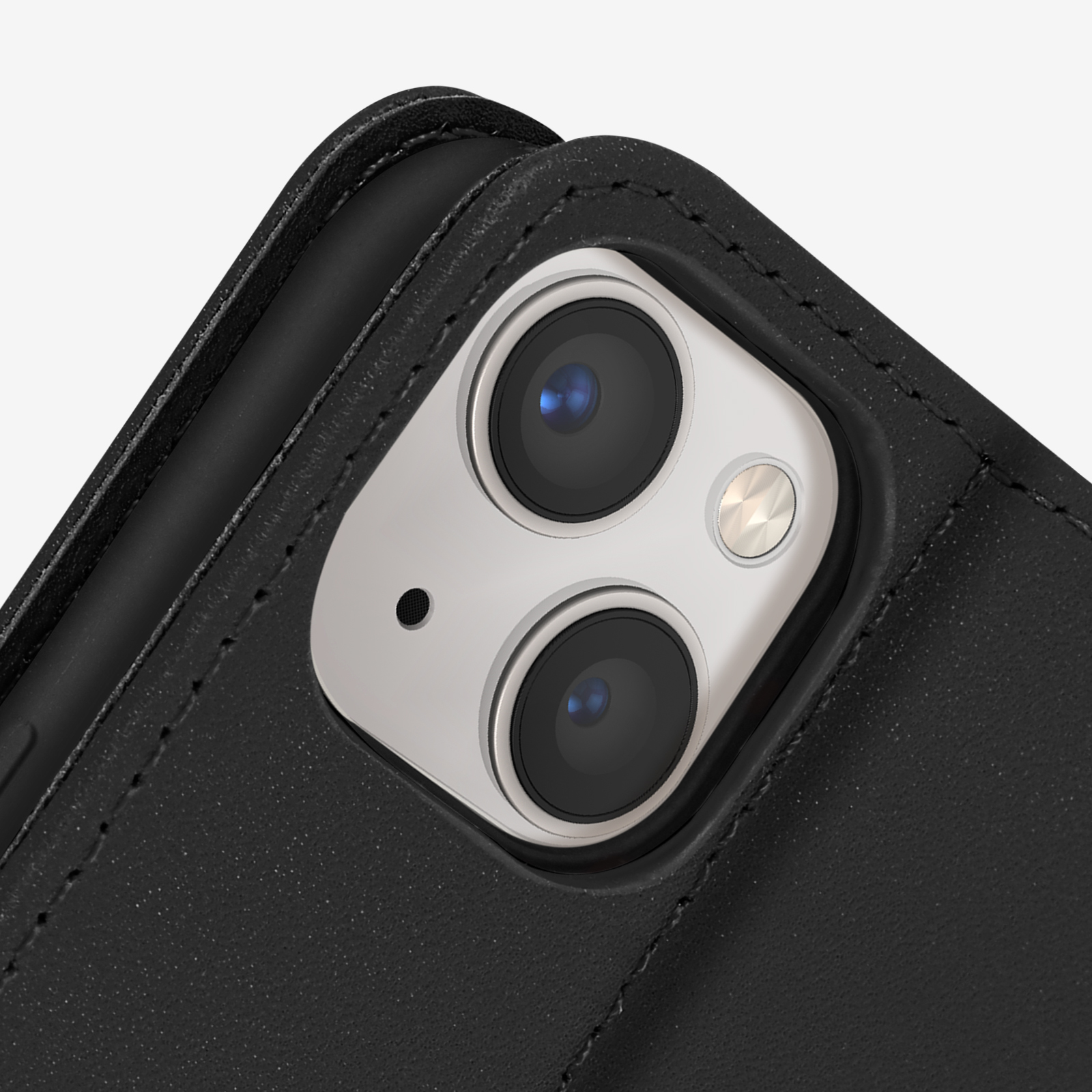 Close-up van een zwarte telefoon met een cameralens. Zwarte leren hoes. Witte achtergrond.