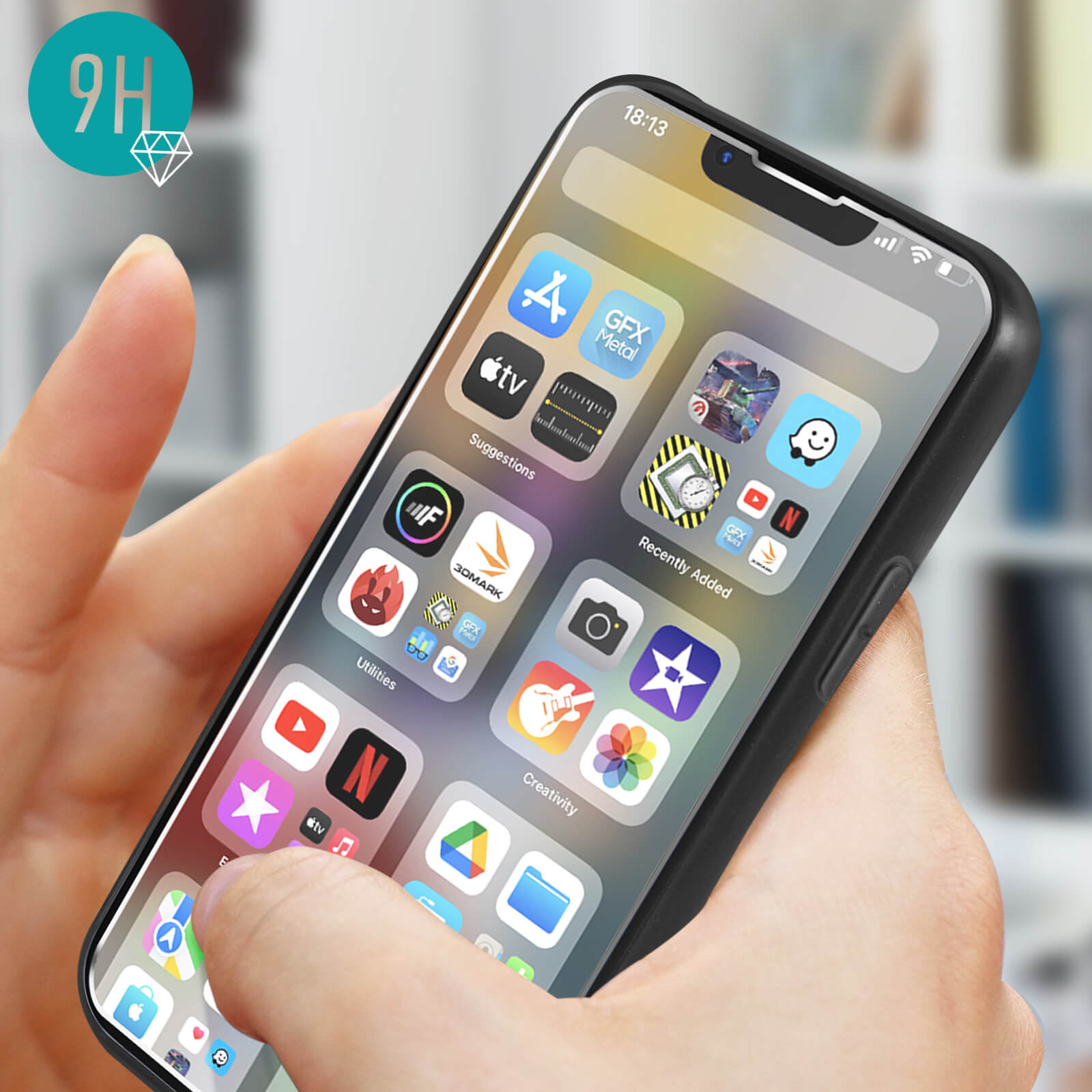 Mano che tiene un telefono con varie icone di app sullo schermo. Un proteggi schermo è sul telefono.