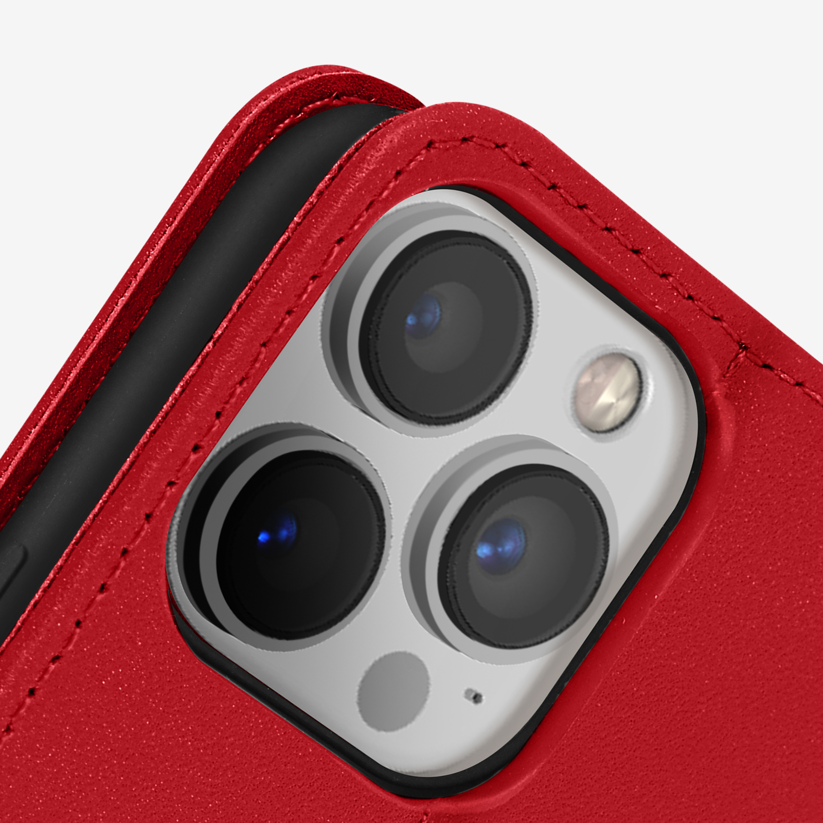 Gros plan sur une coque de téléphone rouge avec trois objectifs d'appareil photo. L'étui a un intérieur noir.