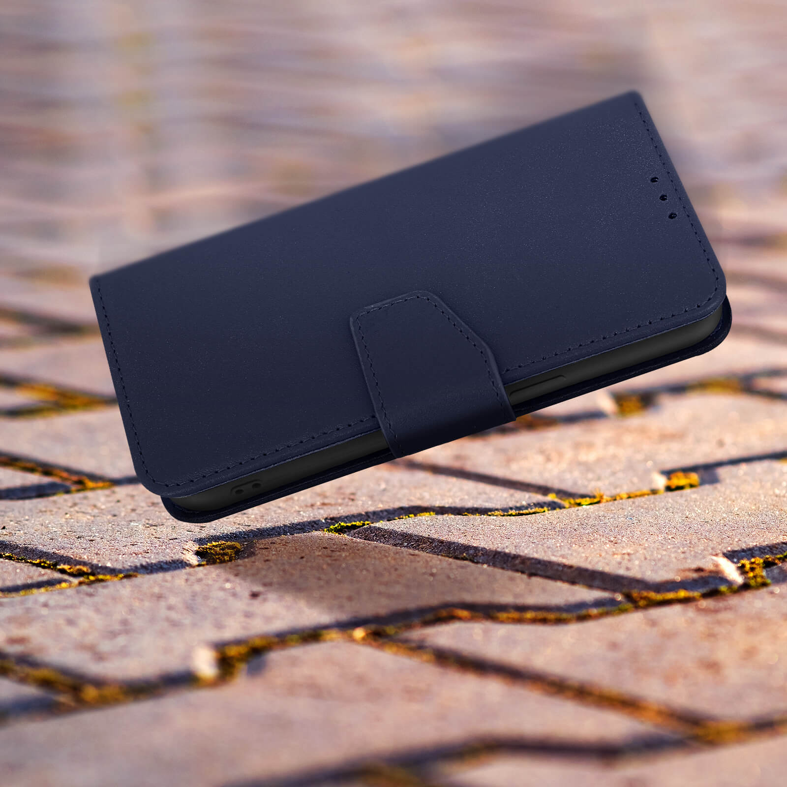 Blauwe telefoonhoes met magnetische sluiting, gesloten.