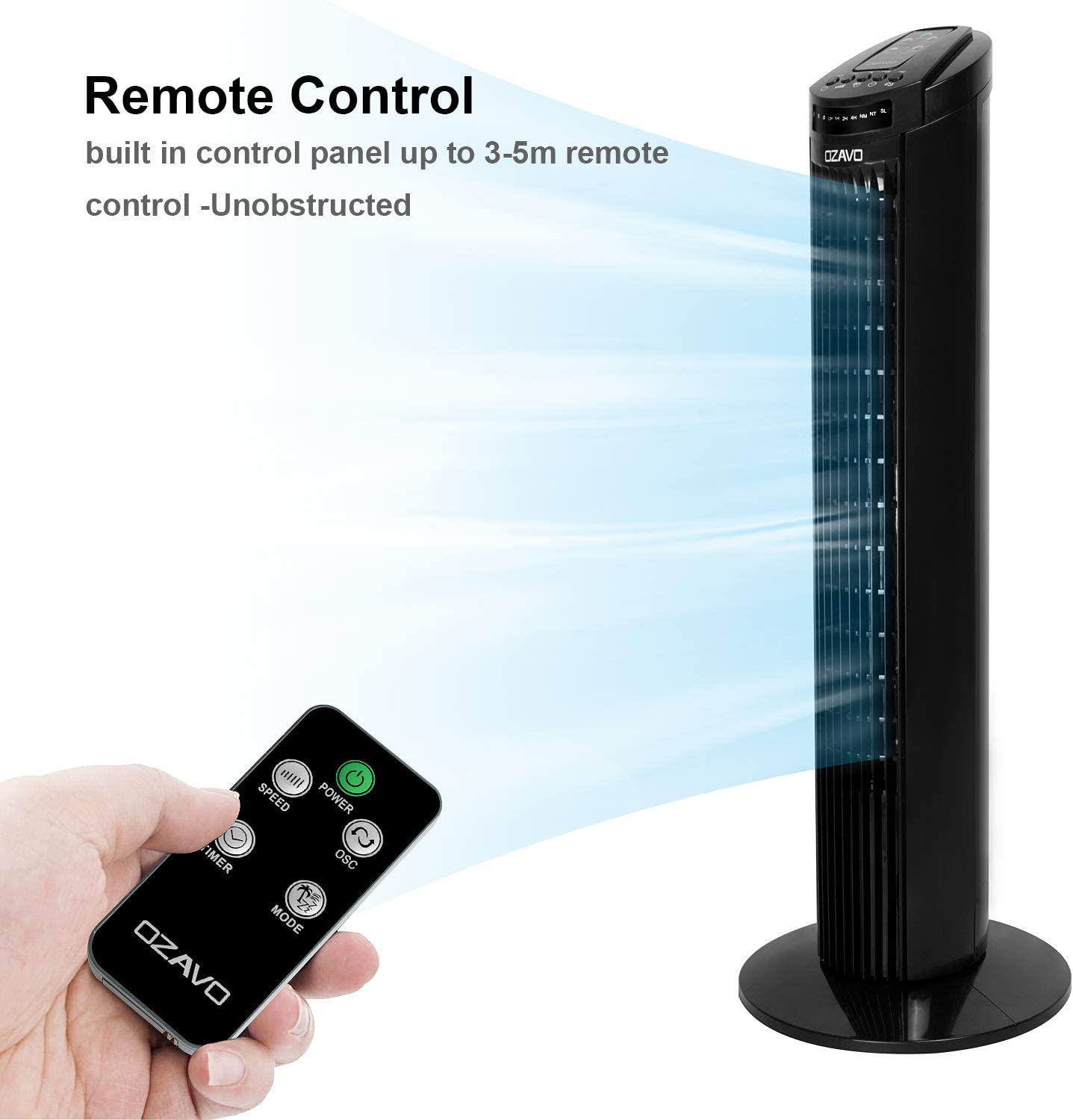 Ein schwarzer Turmventilator mit Fernbedienung in der Hand, blauer Luftstrom sichtbar.