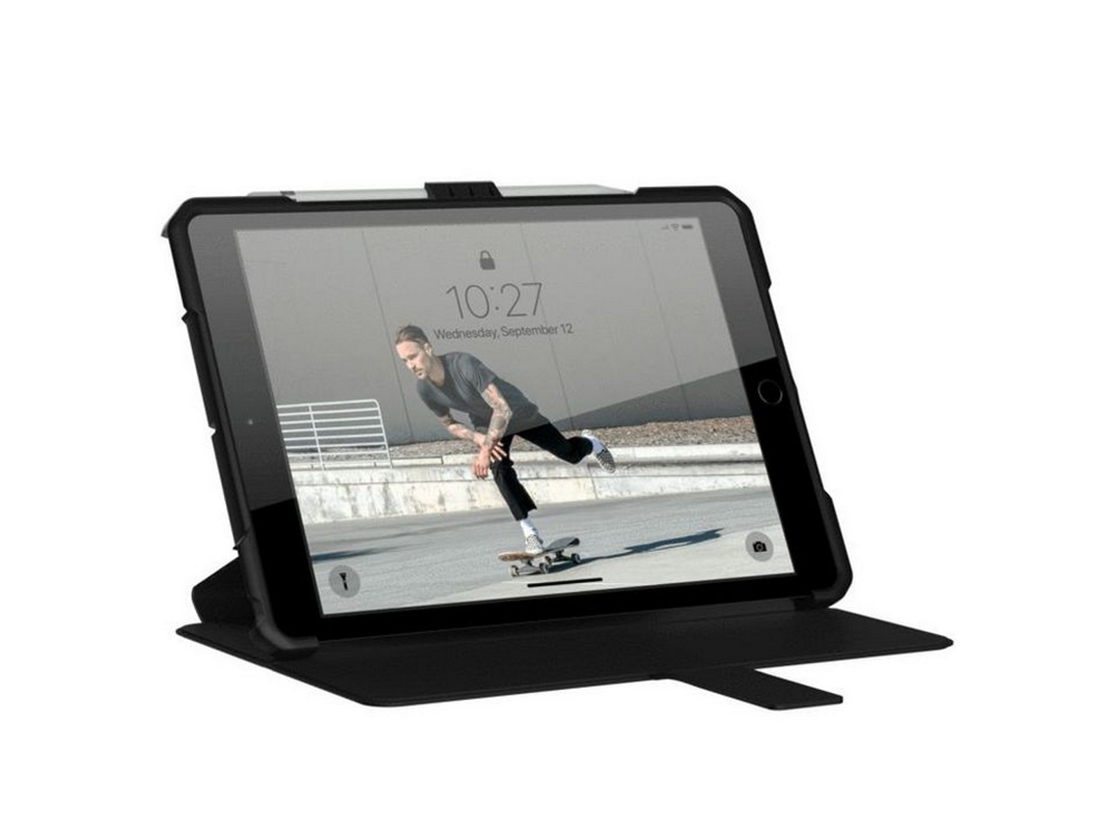 Tablet w czarnym etui, z mężczyzną jeżdżącym na deskorolce na ekranie.