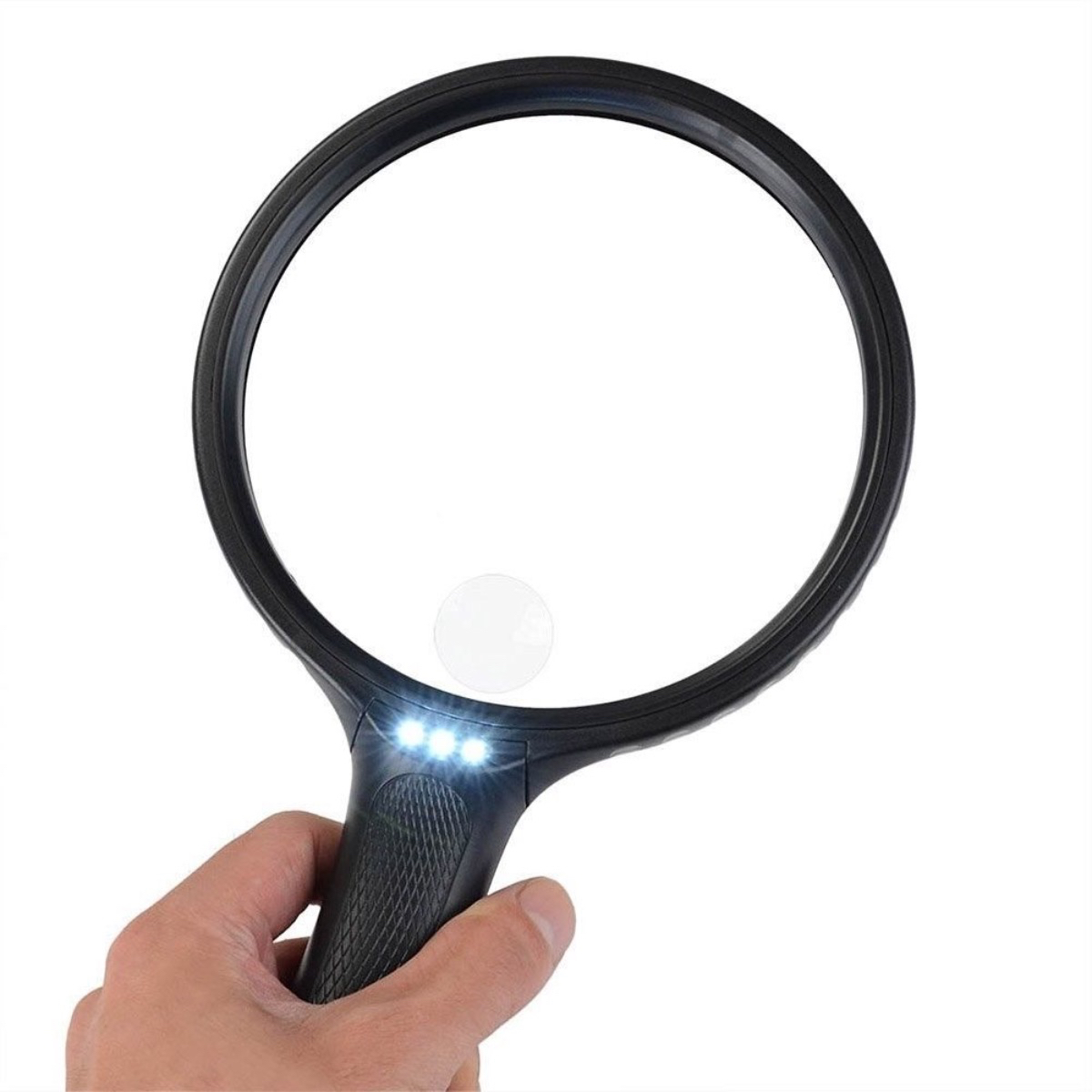 Eine Hand, die eine Lupe mit schwarzem Griff und LED-Leuchten hält.