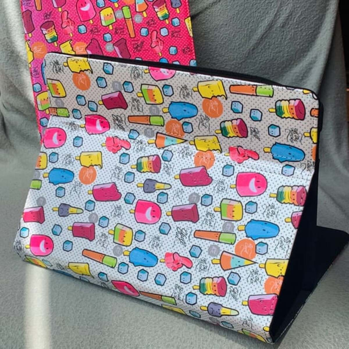 Funda para portátil con patrón de helados coloridos y detalles negros.