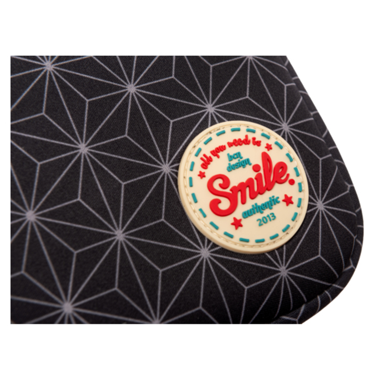Bolsa negra con patrón geométrico. Parche con el logo de Smile en la parte delantera, con texto alrededor.