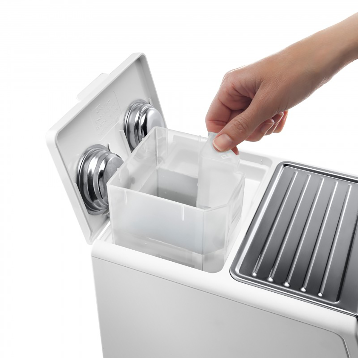 Czarna chłodziarka do wina ze szklanymi drzwiami, pokazująca butelki wina i oświetlenie wnętrza.