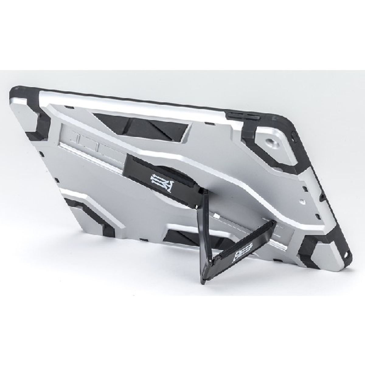 Una tableta en una funda protectora plateada y negra. La funda tiene un soporte y está apoyada.