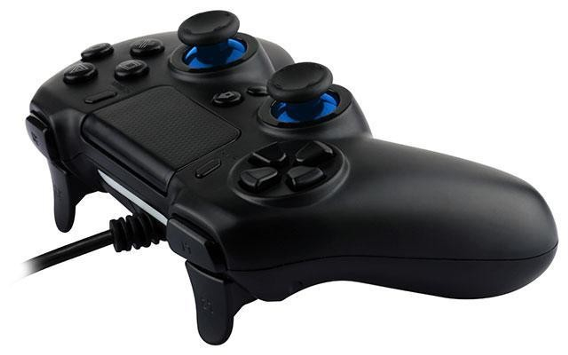 Ein schwarzer Controller mit blauen Joysticks und Knöpfen. Er ist mit einem schwarzen Kabel verbunden.