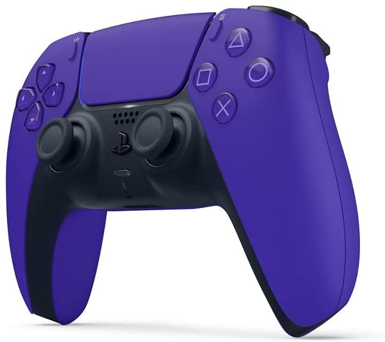 Un mando morado y negro de PlayStation 5 con botones. El mando tiene un diseño elegante.