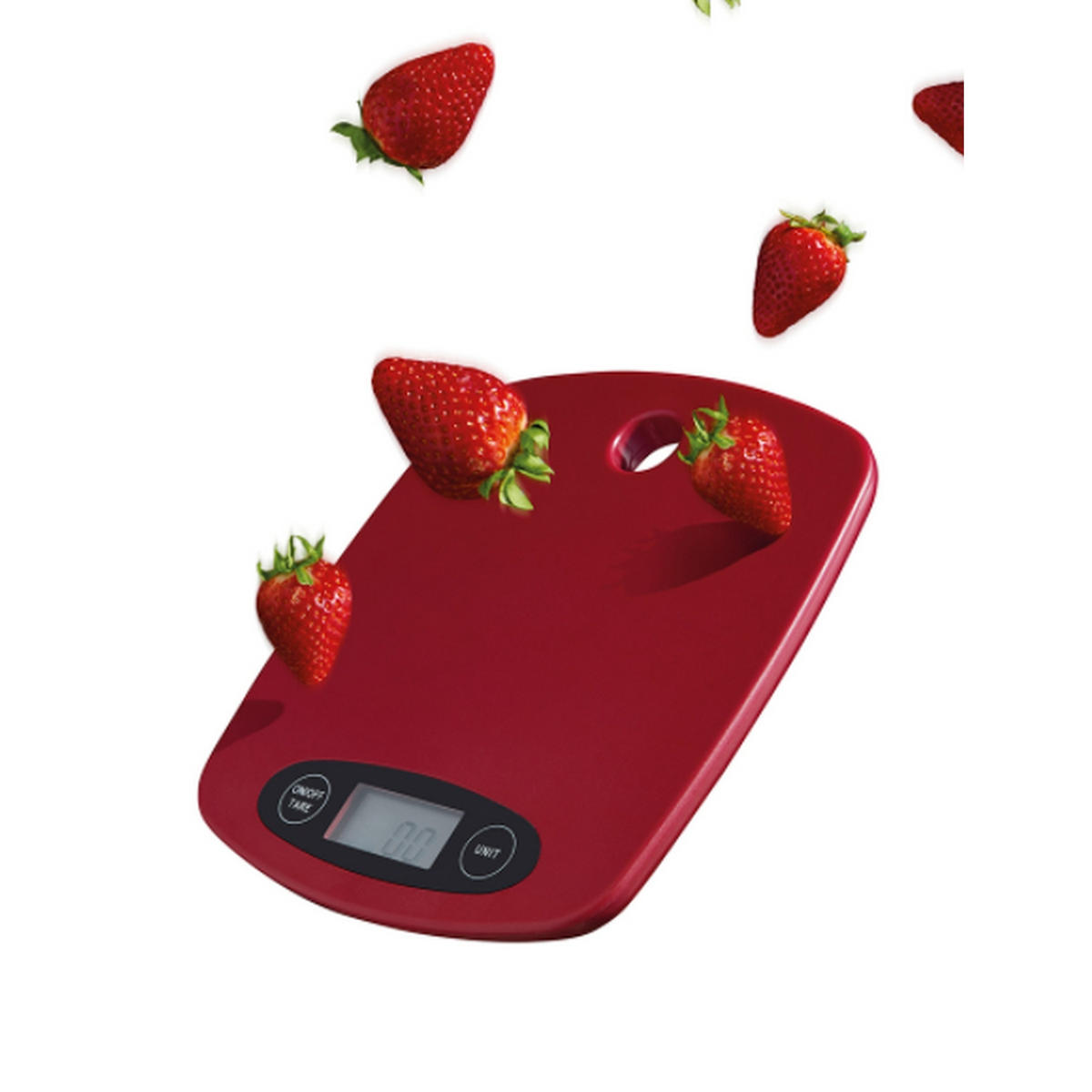 Czerwona waga z truskawkami. Kilka truskawek spada. Tło: białe.