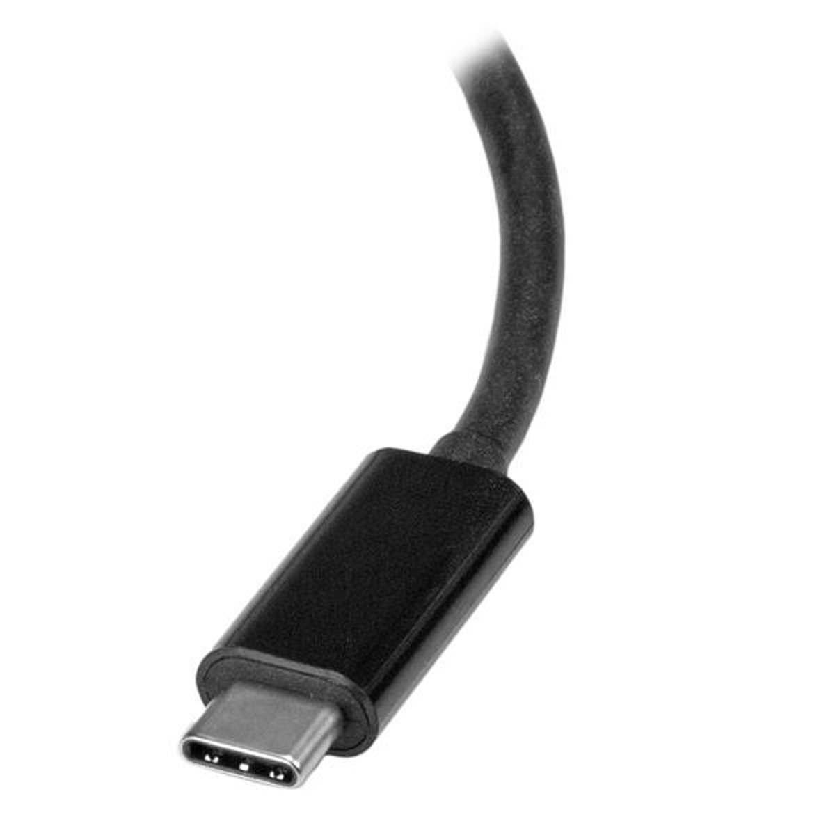 Cable USB-C negro, toma cercana. El conector USB-C es visible.